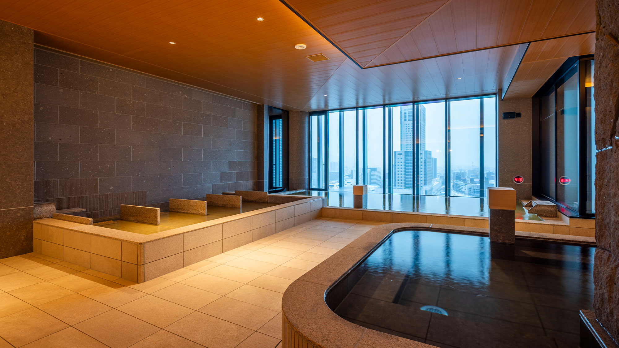 【スカイスパ】＜25F＞半露天風呂付温泉スパ＆サウナ。女湯には本格薬湯の替わり湯・寝湯がございます