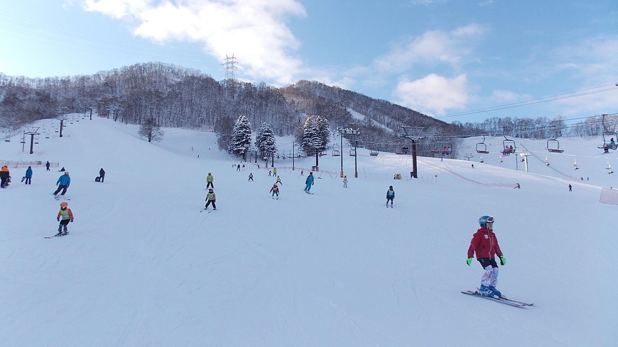 【さっぽろばんけいスキー場】＜車で約29分＞中心部から一番近いスキー場で、22時までナイター営業あり