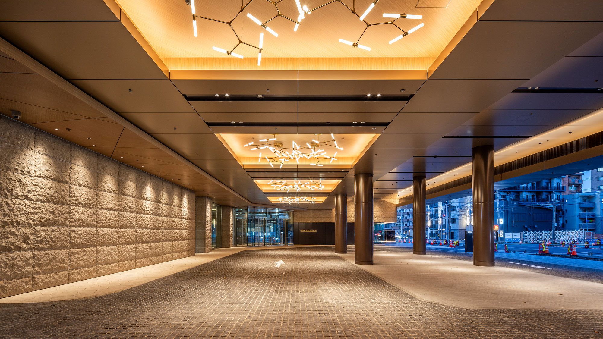 【外観】存在感のあるのびやかな車寄せ。メインエントランスへのアプローチは上品な空間構成に