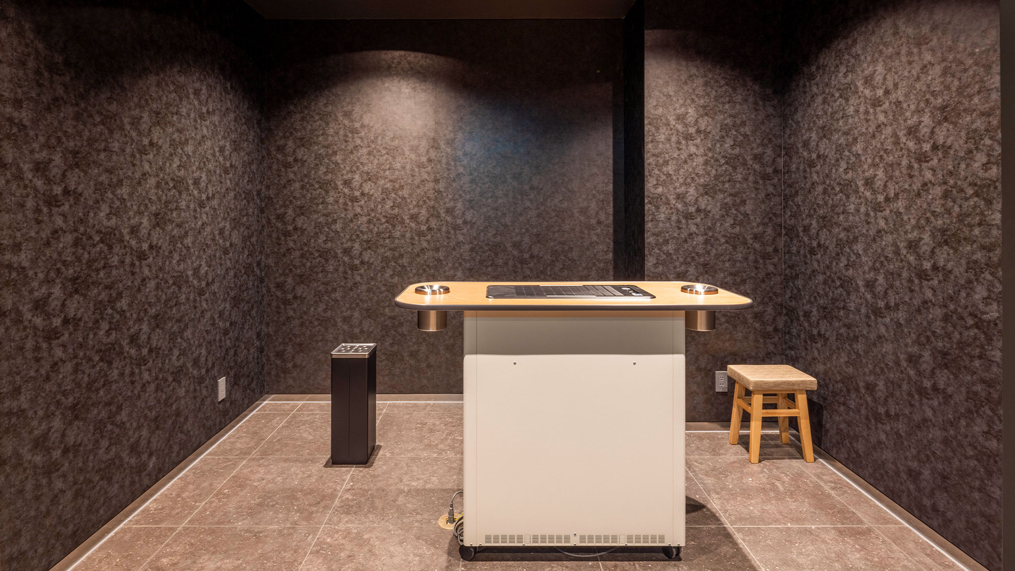 【喫煙所】＜1F,26F＞