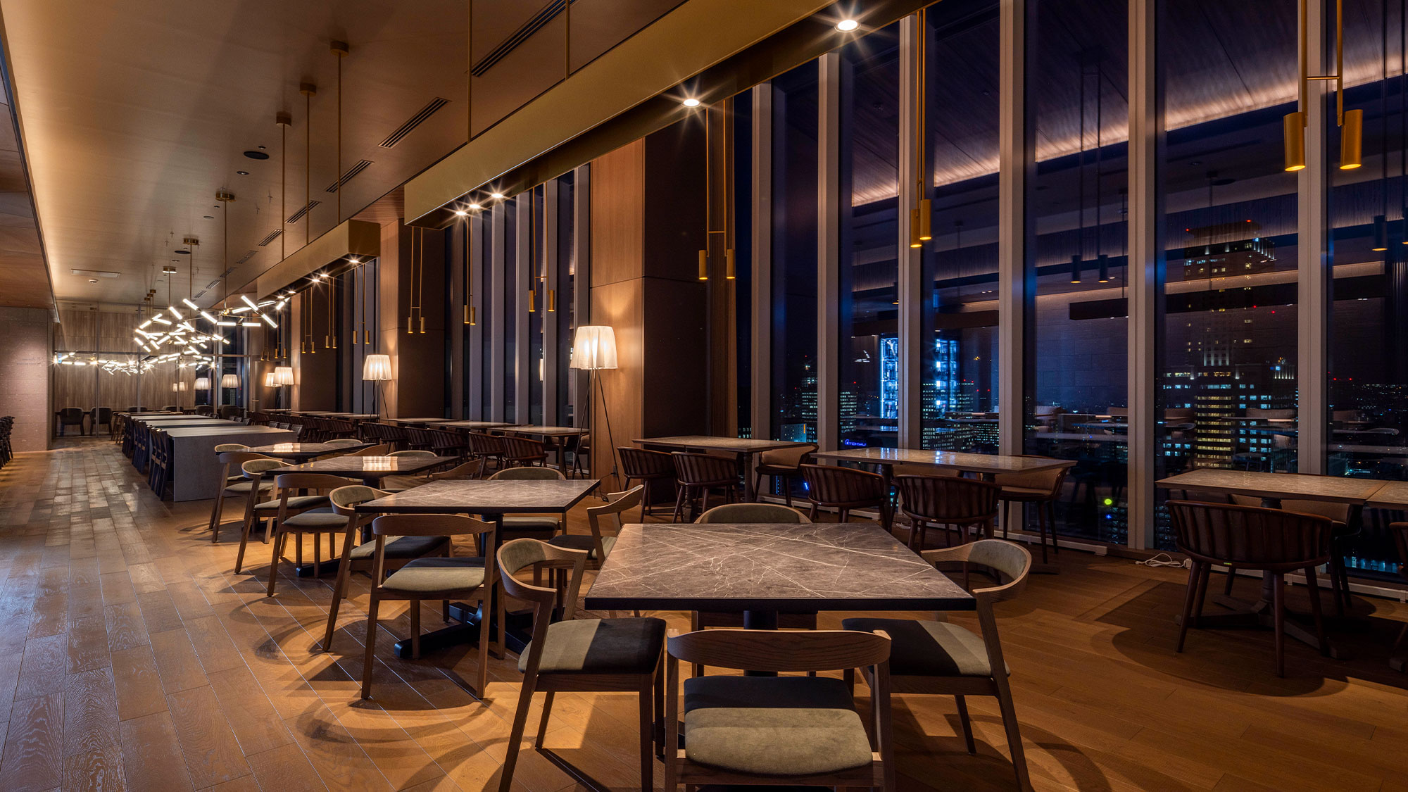 【ムーンライト北海道バル＆バー】＜26F＞地上100mからの美しい夜景とともにお食事をご堪能ください