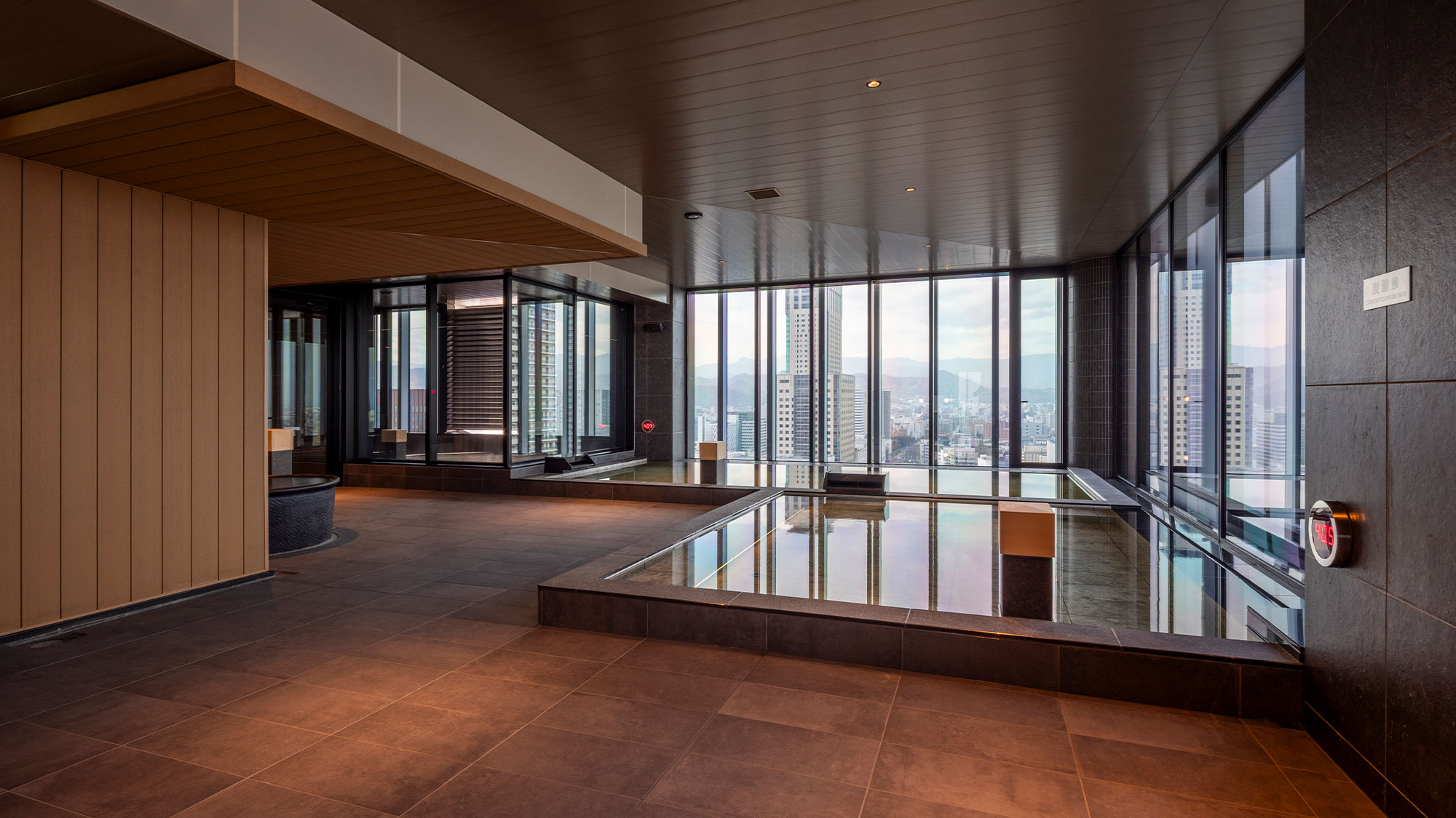 【スカイスパ】＜25F＞半露天風呂付温泉スパ＆サウナ。大きな窓から札幌の景色を一望いただけます