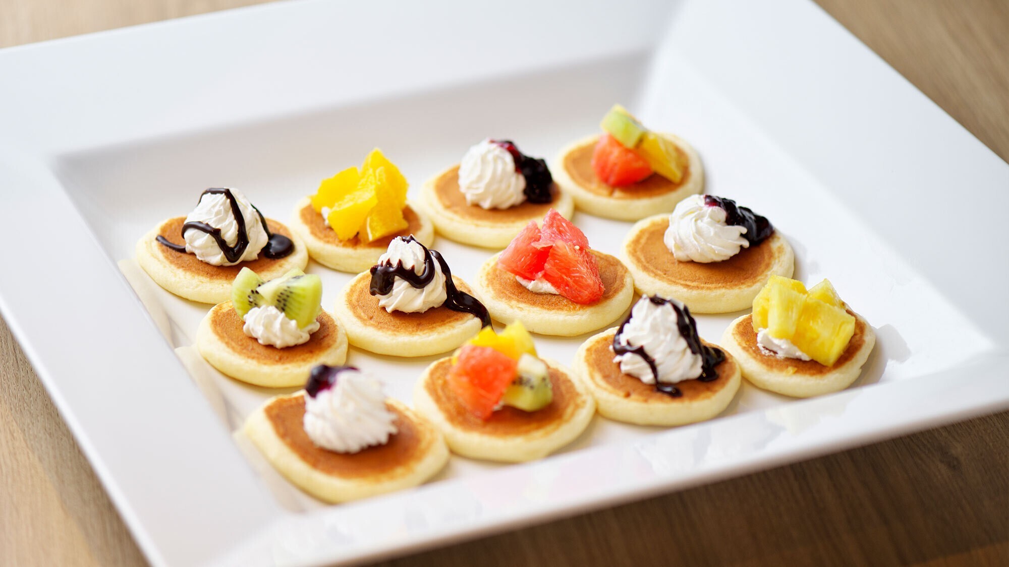 【朝食】ふわふわ食感のパンケーキ。お好みのトッピングでより一層美味しくお召し上がりいただけます