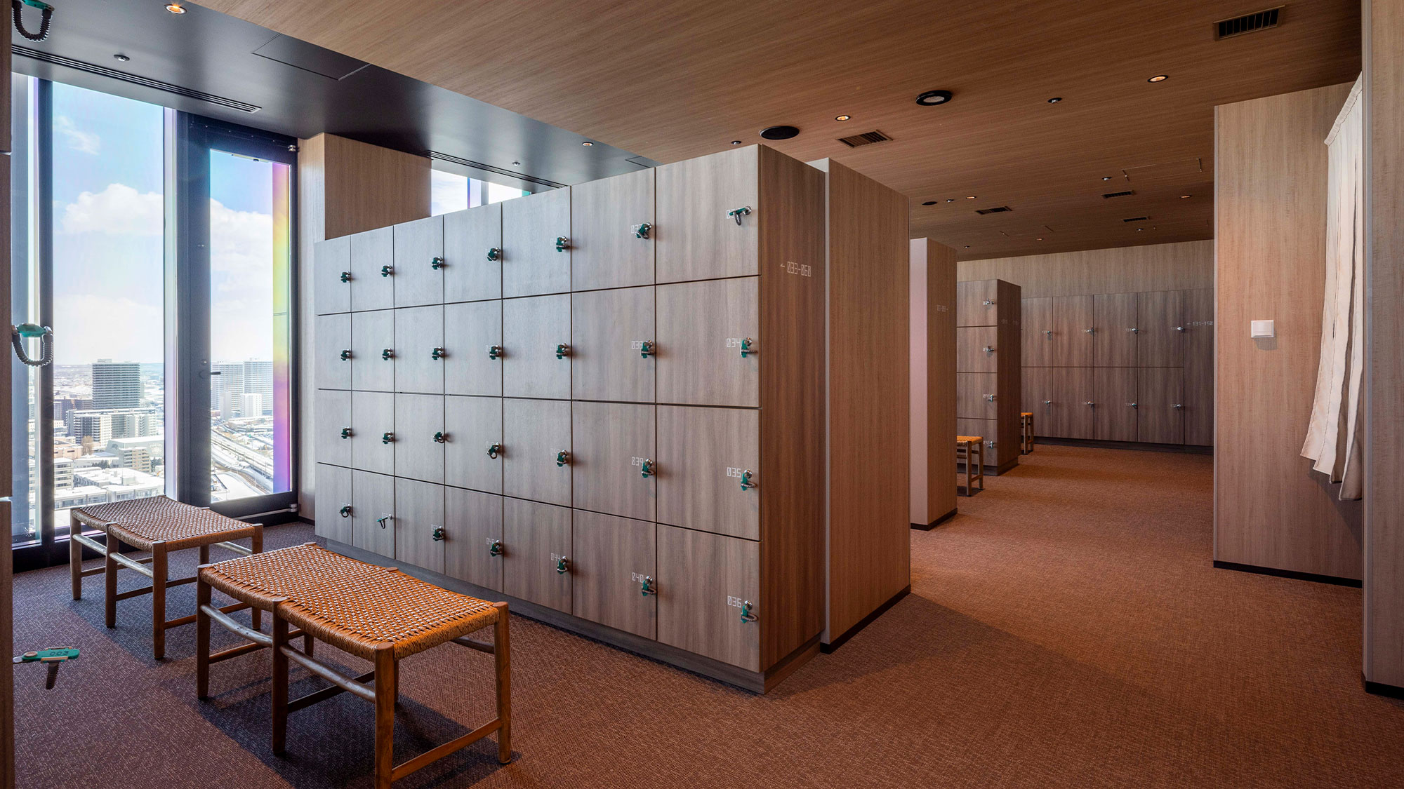 【スカイスパ】＜25F＞脱衣所 男女ともに150個のロッカーを備えております