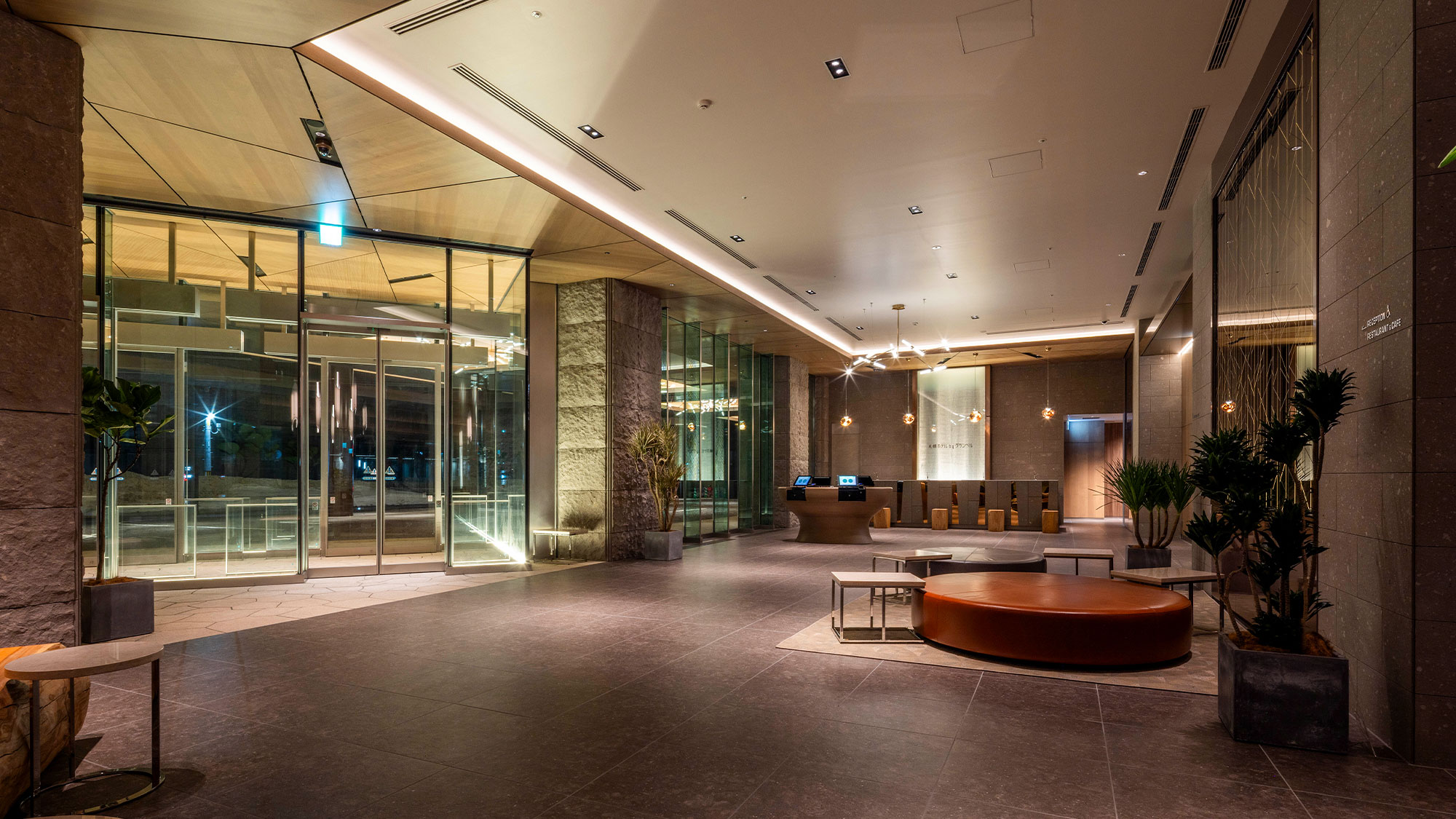 【エントランス】＜1F＞上品で明るい空間でゲストをお迎えするエントランスロビー