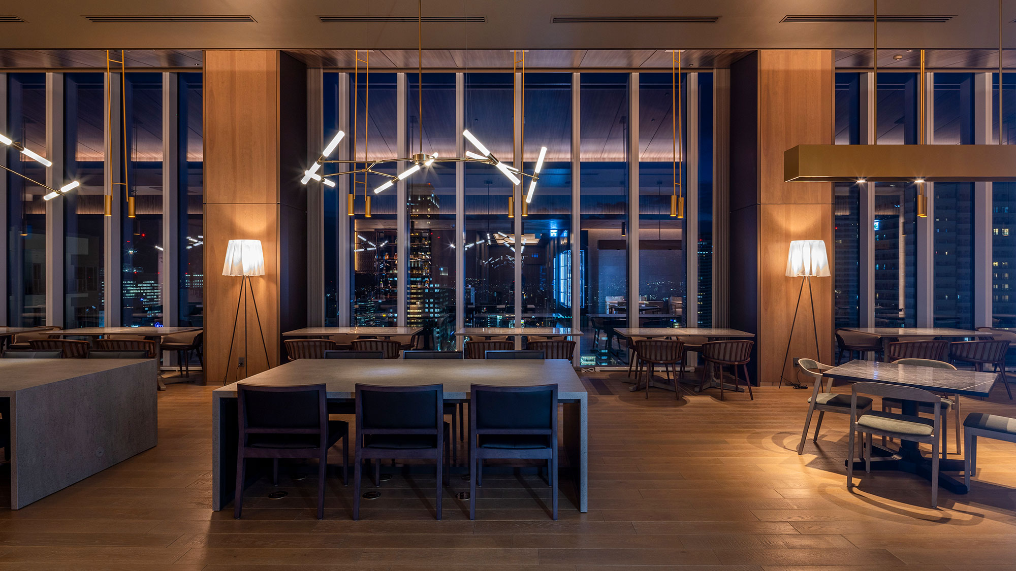 【ムーンライト北海道バル＆バー】＜26F＞地上100mからの美しい夜景とともにお食事をご堪能ください