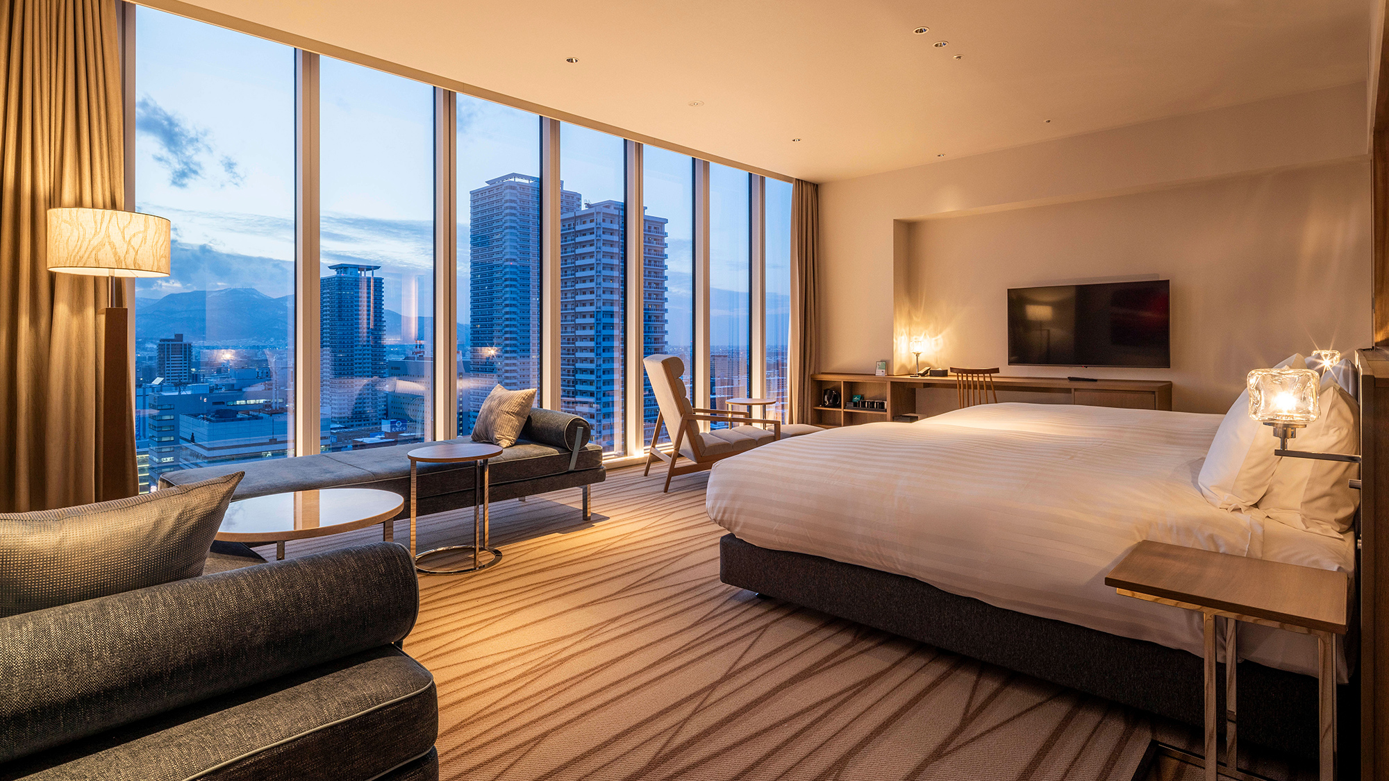 【スイート】52平米／6室限定の高層階スイート。旅の疲れを癒す眺望をお愉しみいただけます