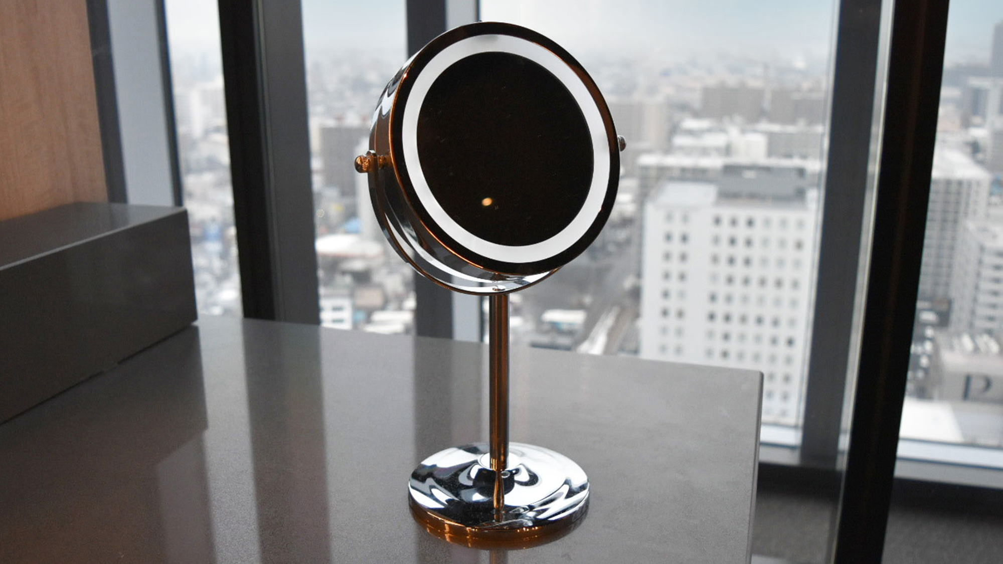 【スカイスパ】＜25F＞女性パウダーコーナーにはライト付きメイクアップミラーをご用意しております