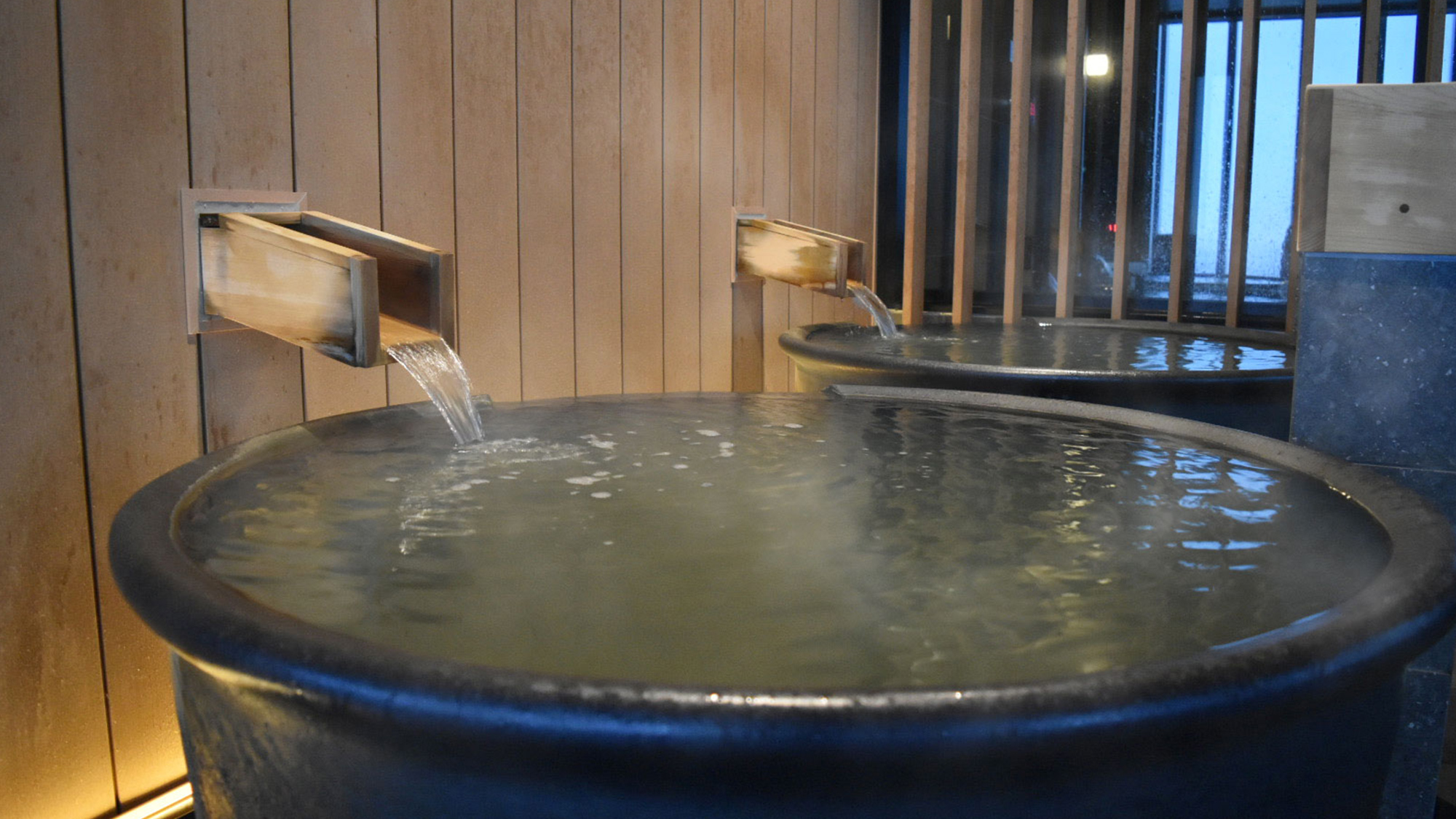 【スカイスパ】＜25F＞男湯 一人風呂気分を味わえる、源泉掛け流しの贅沢な壺湯