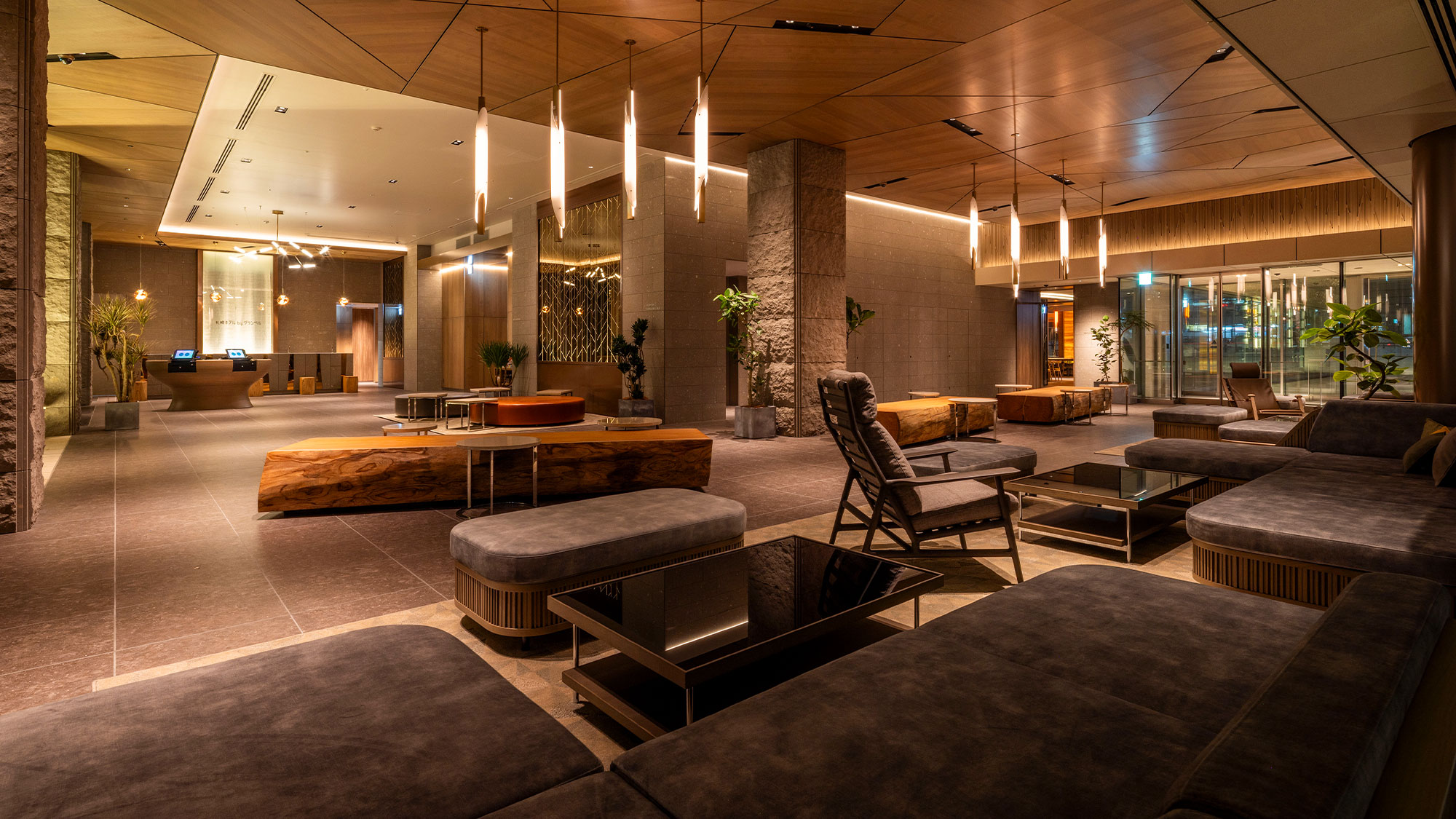 【ロビーラウンジ】＜1F＞上品で明るい空間でゲストをお迎えするエントランスロビー