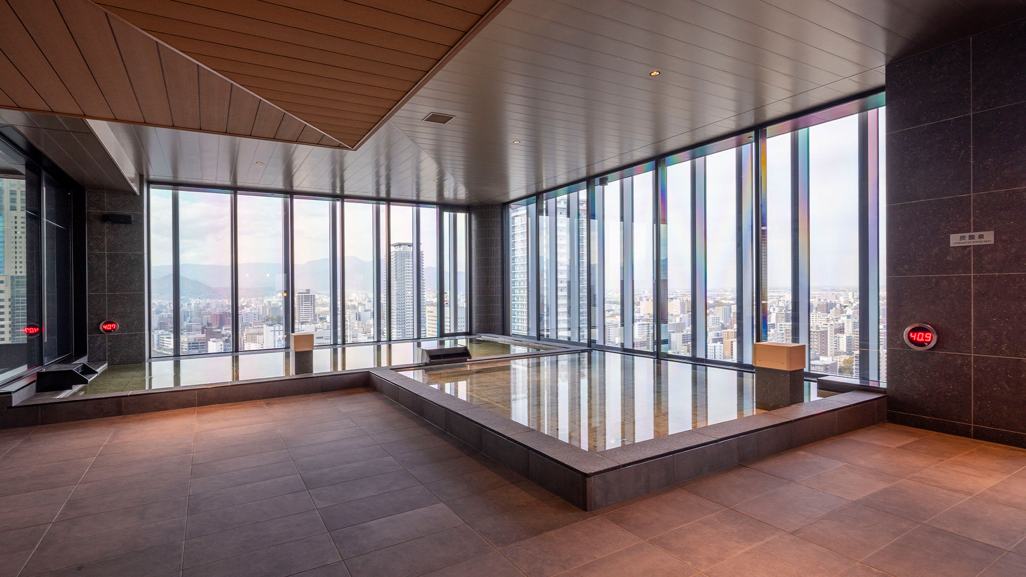 【スカイスパ】＜25F＞半露天風呂付温泉スパ＆サウナ。男湯には本格薬湯の替わり湯・壺湯がございます