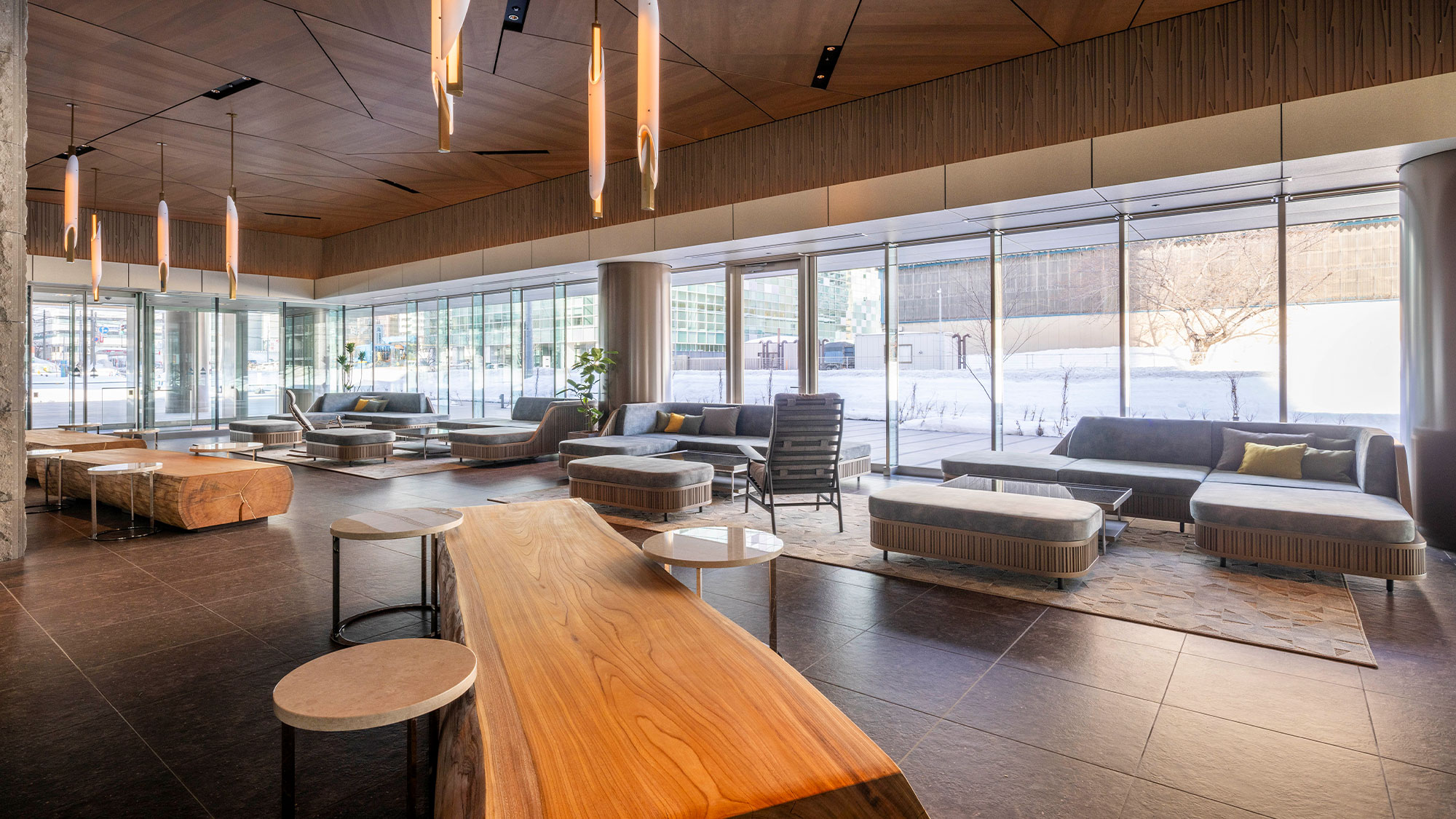 【ロビーラウンジ】＜1F＞上品で明るい空間でゲストをお迎えするエントランスロビー