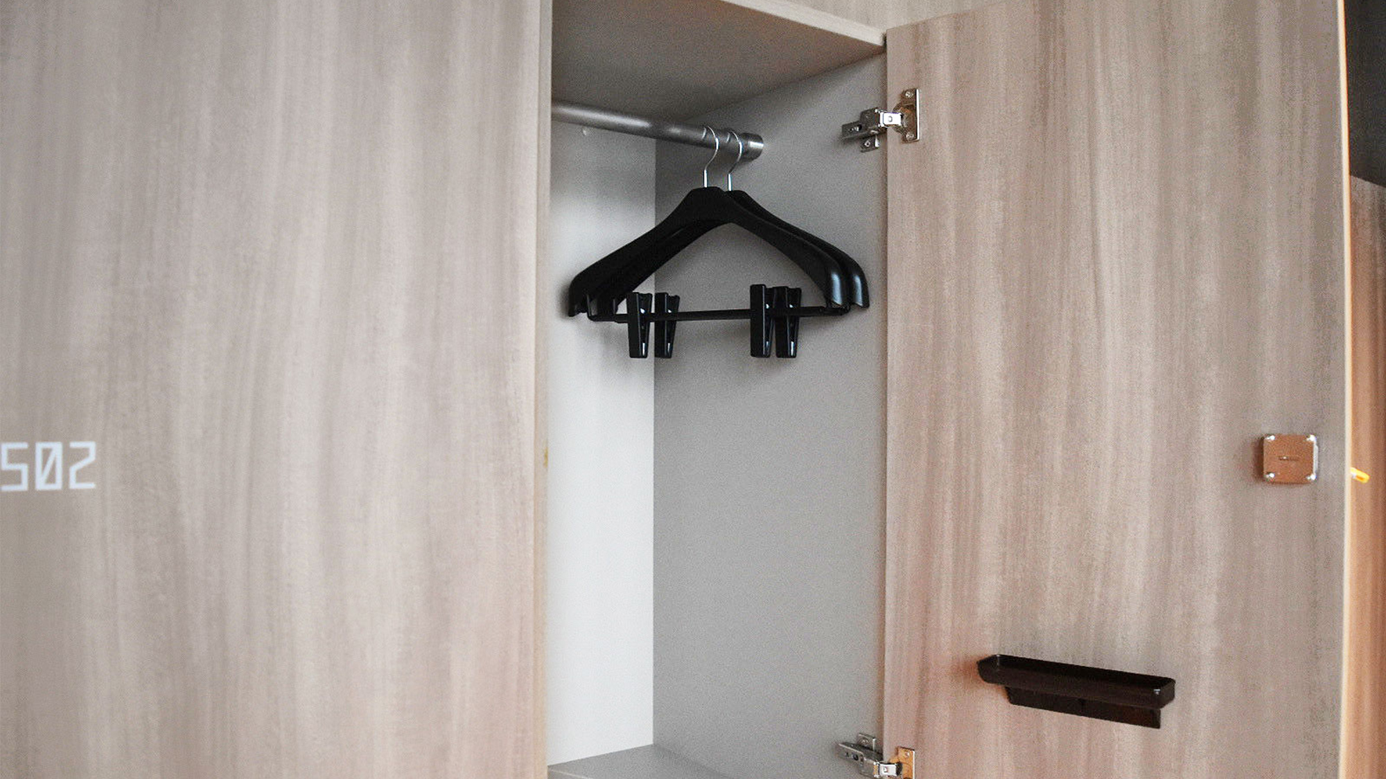 【スカイスパ】＜25F＞ロッカー／ハンガー2本を備えており、お仕事帰りにも安心してご利用いただけます