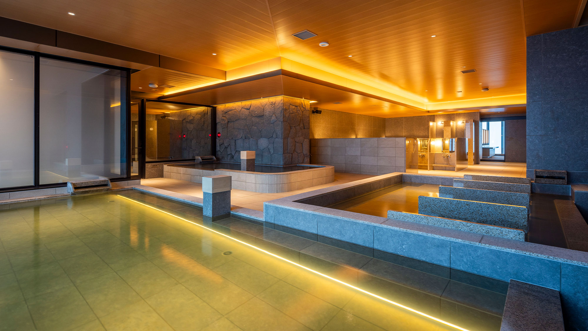 【スカイスパ】＜25F＞半露天風呂付温泉スパ＆サウナ。大きな窓から札幌の景色を一望いただけます