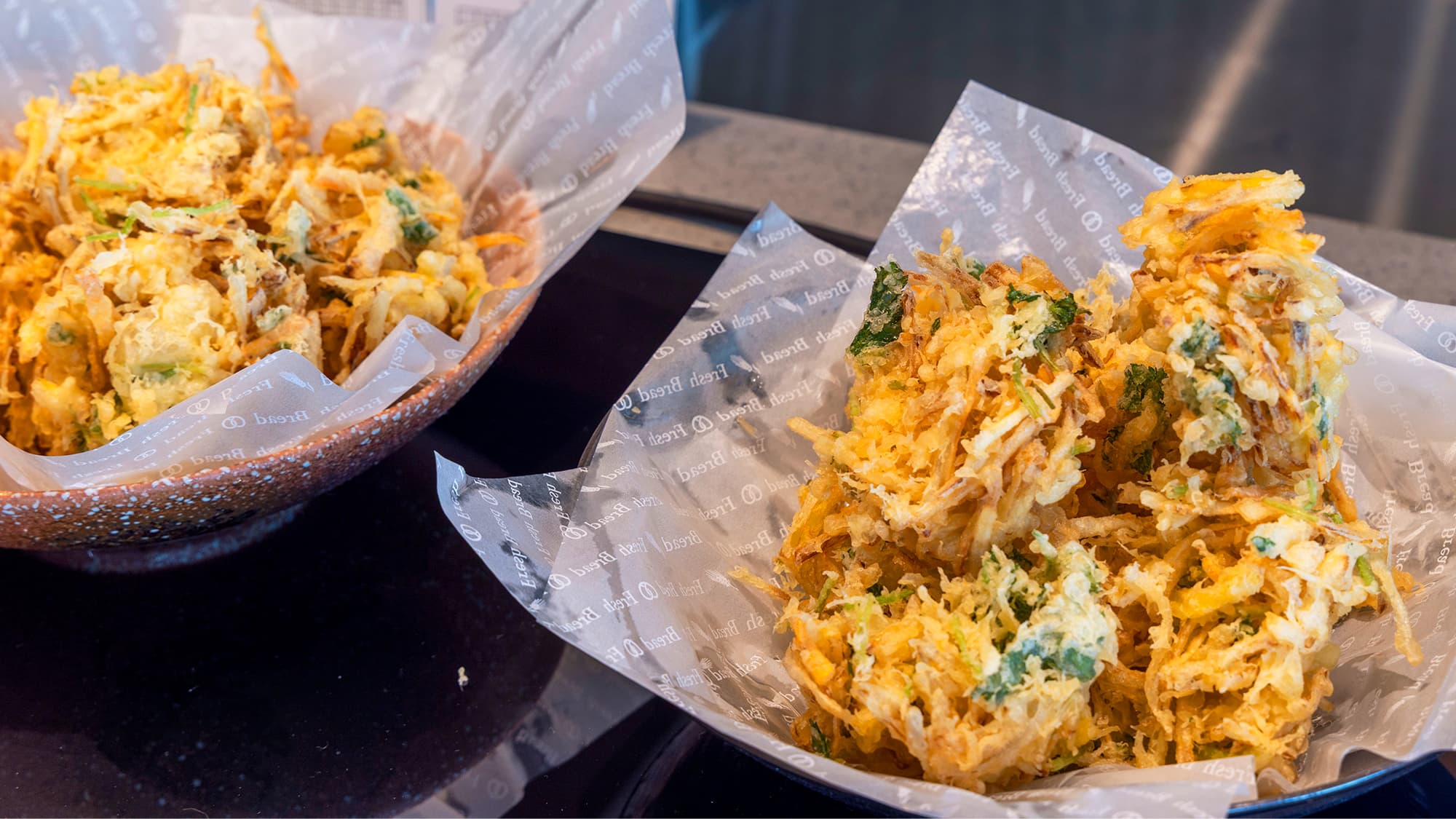 【朝食】揚げたてを味わえる野菜かき揚げ天ぷら。旬の野菜の甘みと軽快な歯ごたえをお愉しみください