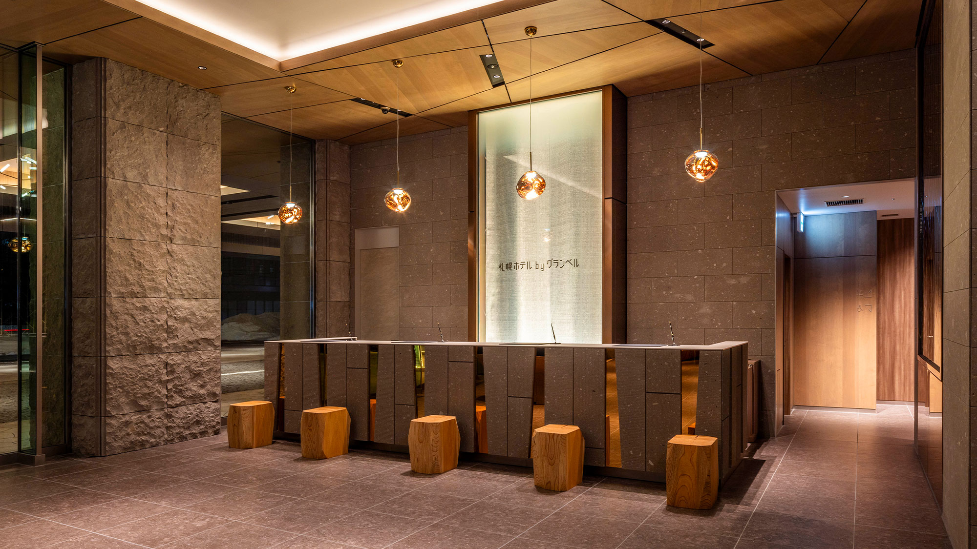 【フロント】＜1F＞上品で明るい空間でゲストをお迎えするエントランスロビー