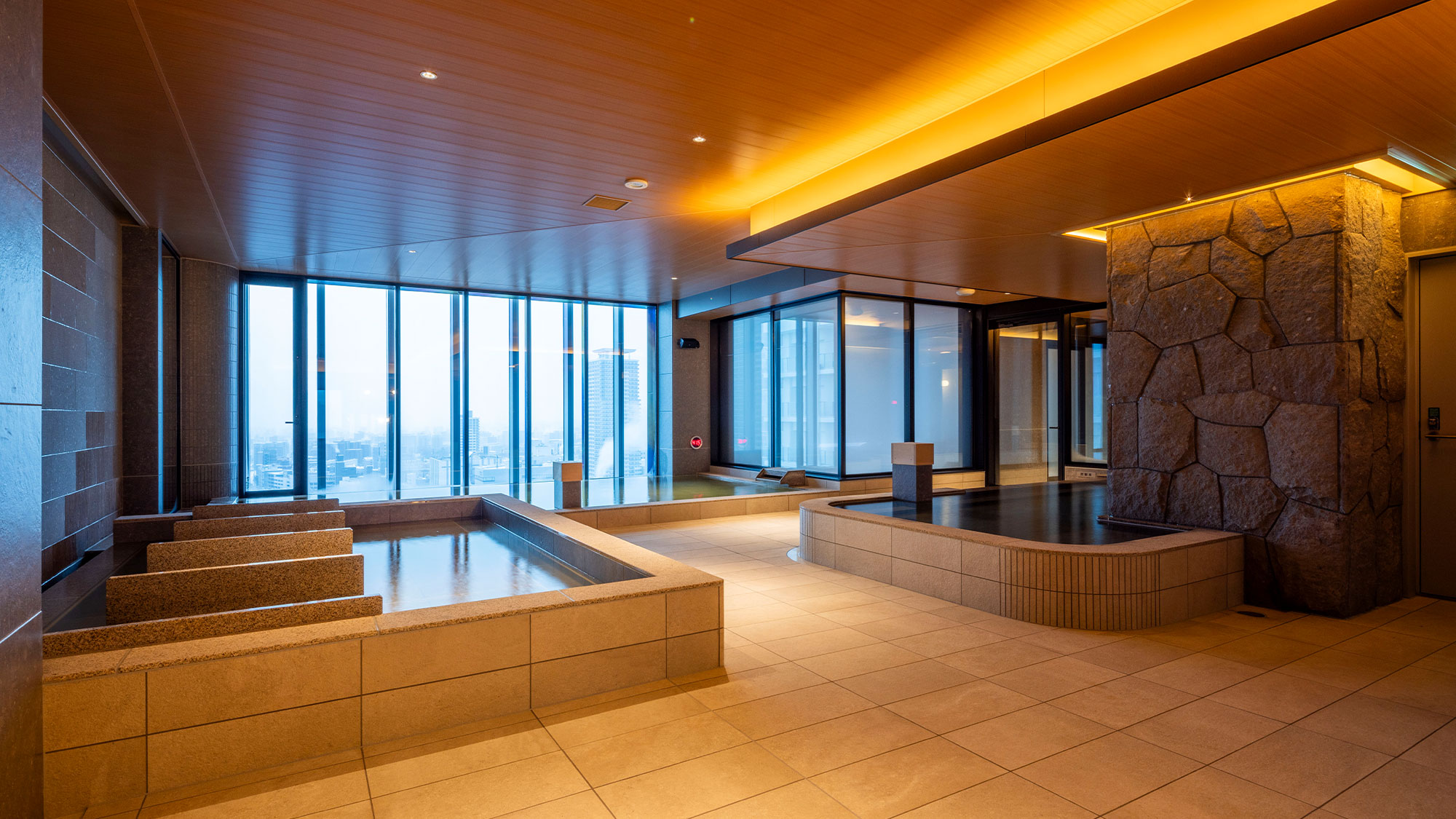 【スカイスパ】＜25F＞半露天風呂付温泉スパ＆サウナ。大きな窓から札幌の景色を一望いただけます