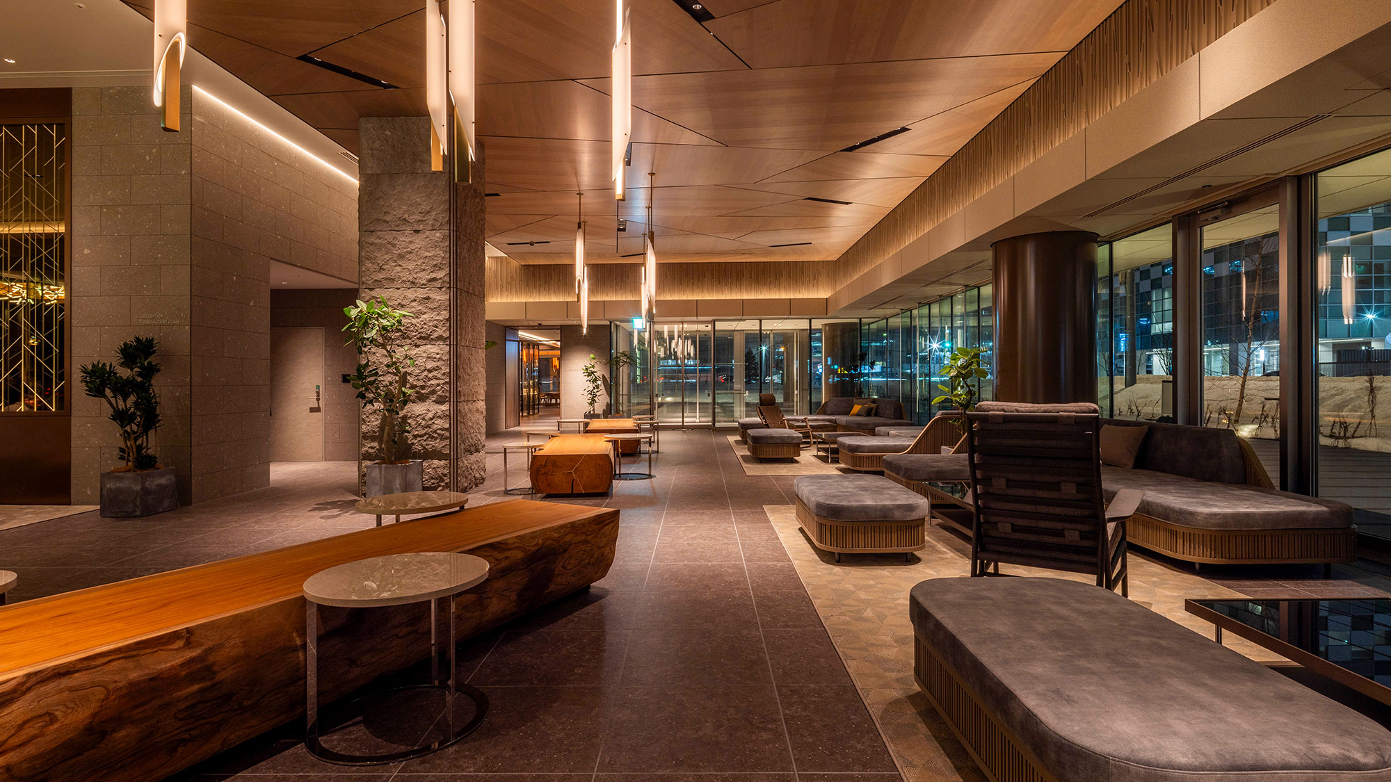 【ロビーラウンジ】＜1F＞上品で明るい空間でゲストをお迎えするエントランスロビー