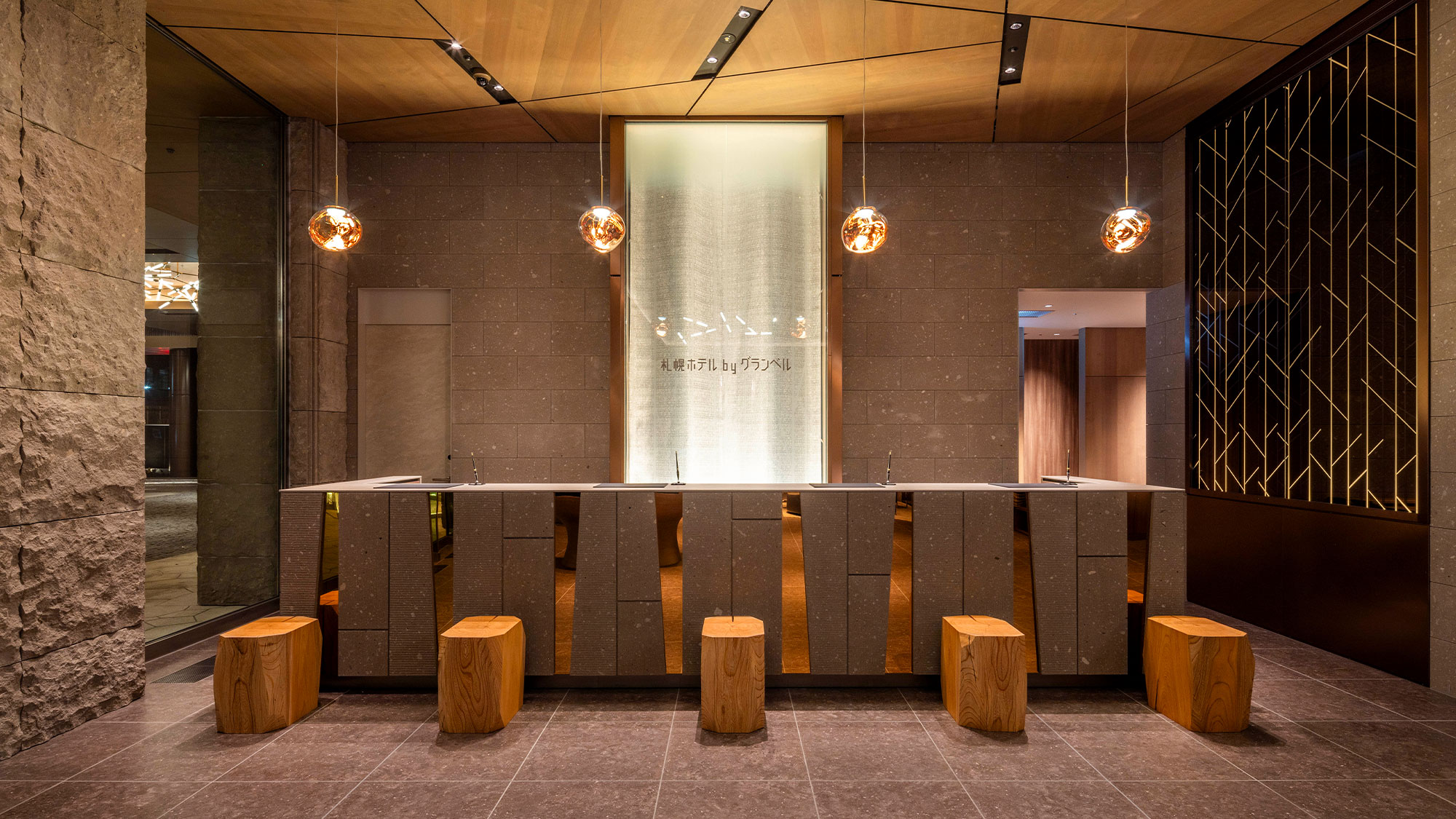 【フロント】＜1F＞上品で明るい空間でゲストをお迎えするエントランスロビー