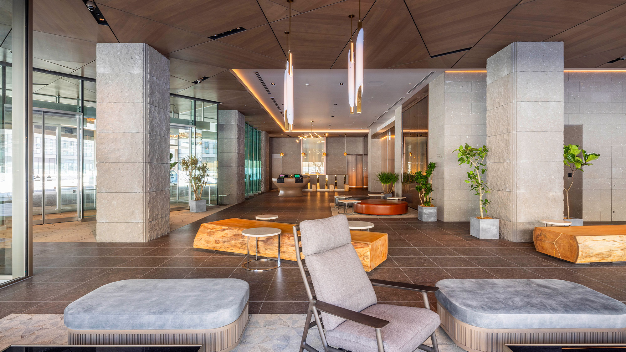 【ロビーラウンジ】＜1F＞上品で明るい空間でゲストをお迎えするエントランスロビー