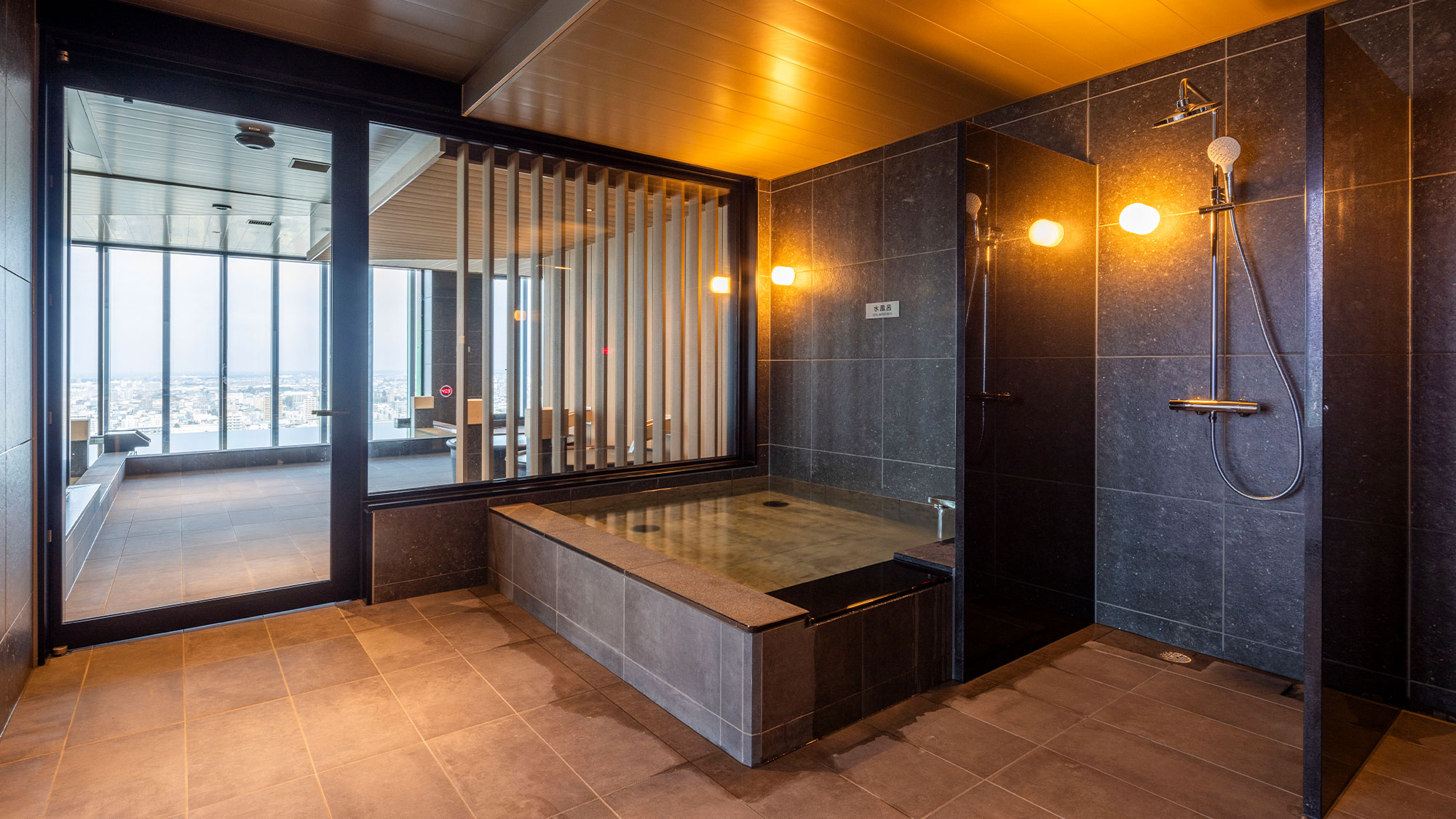 【スカイスパ】＜25F＞半露天風呂付温泉スパ＆サウナ。サウナ後の水風呂は18度に設定しております