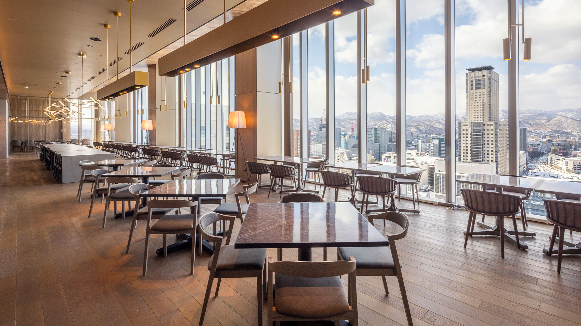 【ムーンライト北海道バル＆バー】＜26F＞地上100mからの美しい夜景とともにお食事をご堪能ください