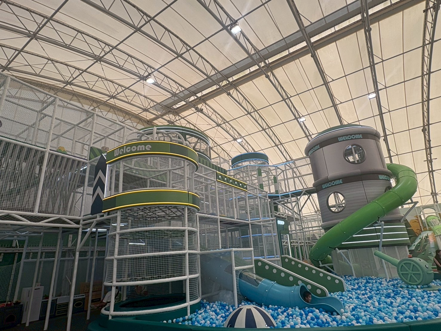 ご宿泊のお客様は無料にてご利用いただけます。※お子様のみ専用靴下の購入が必要となります(1足￥400)