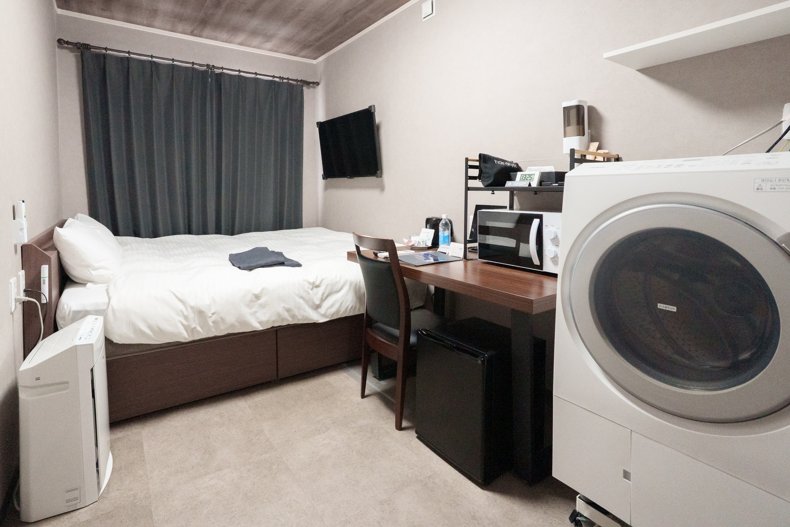 幅170cmのクイーンベッドでごゆっくりおくつろぎください。室内へ洗濯乾燥機(備え付けの洗剤・柔軟剤自動投入タイプ)・電子レンジもございます。