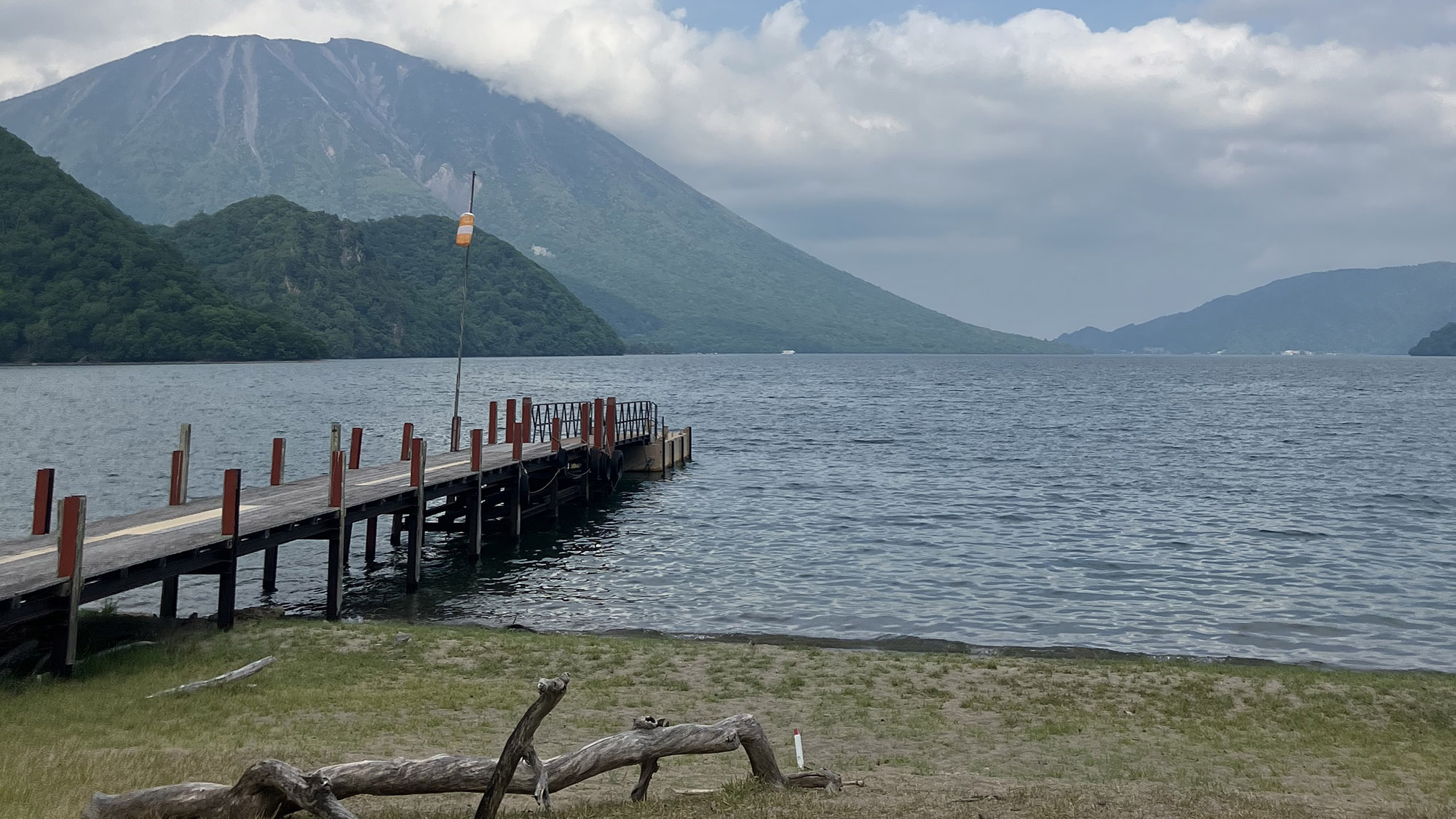 ・【周辺】千手ヶ浜は散歩・サイクリングに最適。初夏はクリンソウが咲き誇ります