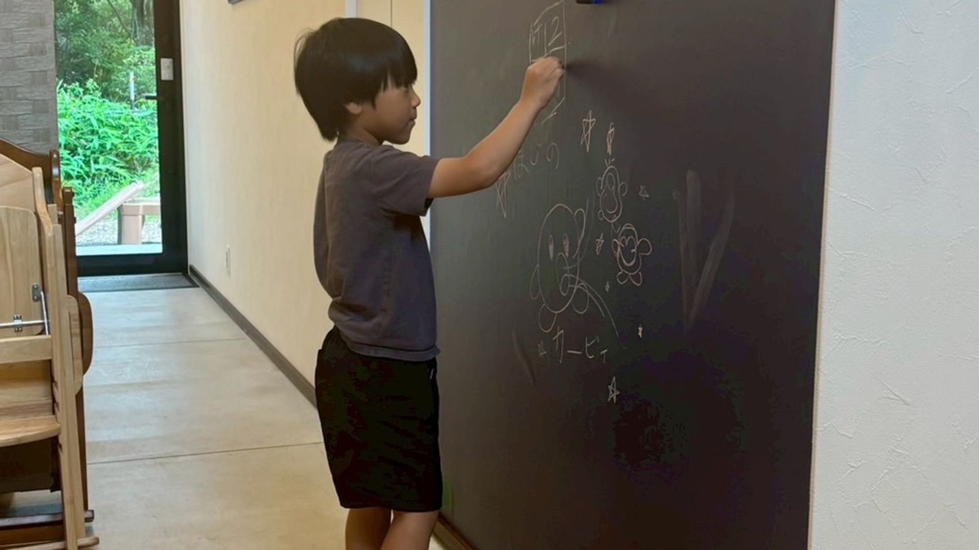 ・【ダイニング】大きな黒板で思いっきりお絵描きが楽しめます