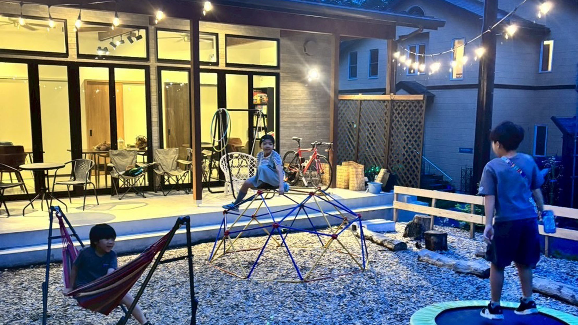 ・【庭】夜も照明があるので、思いっきり遊べます