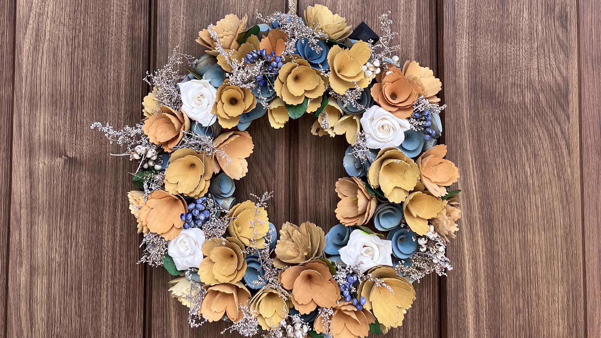 ・【外観】リースが飾り付けられた扉の向こうには、ゆっくりとお寛ぎいただける空間が広がります