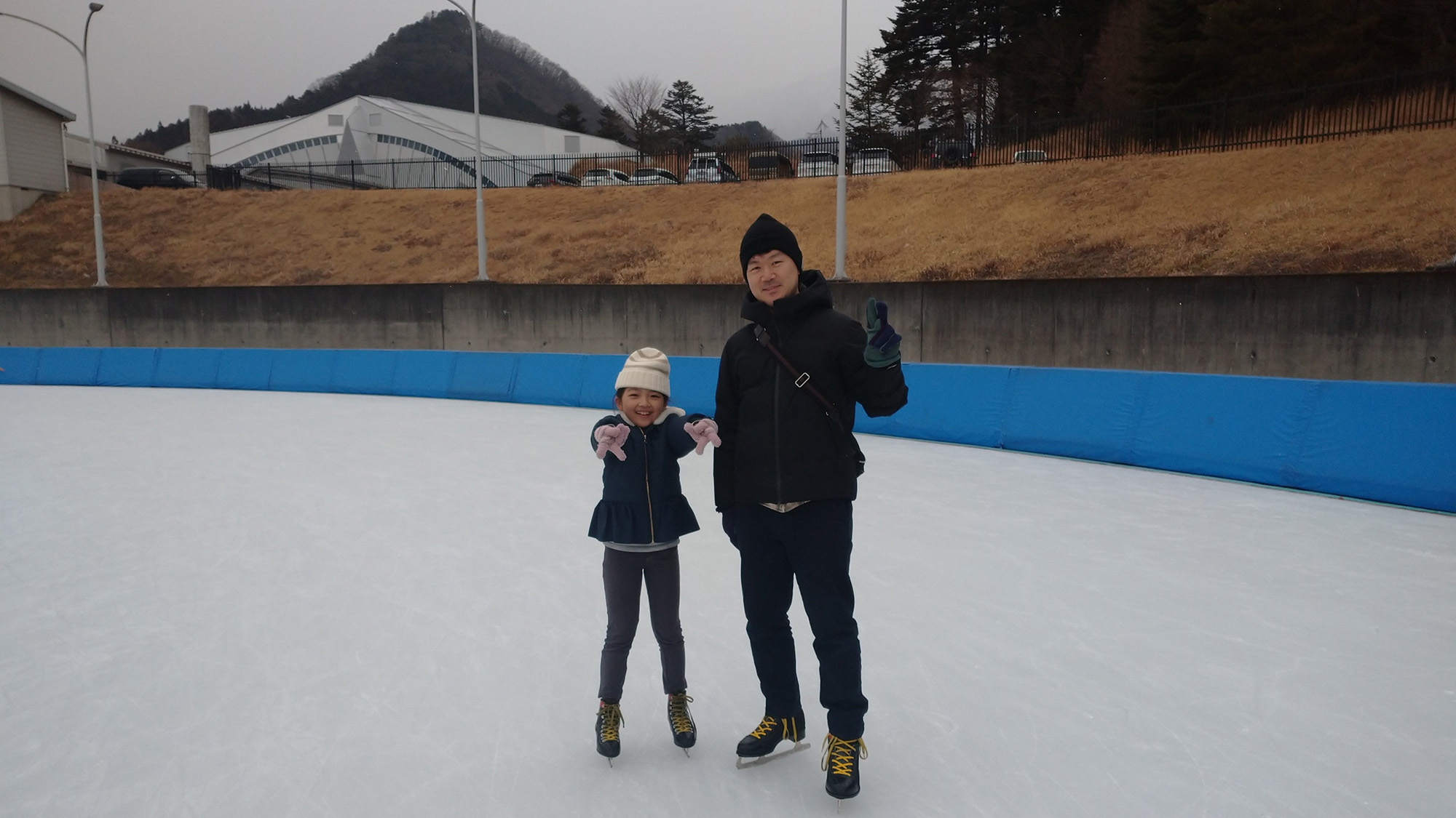 ・【周辺】屋外スケートを楽むことができる施設が近くにございます（冬季限定）