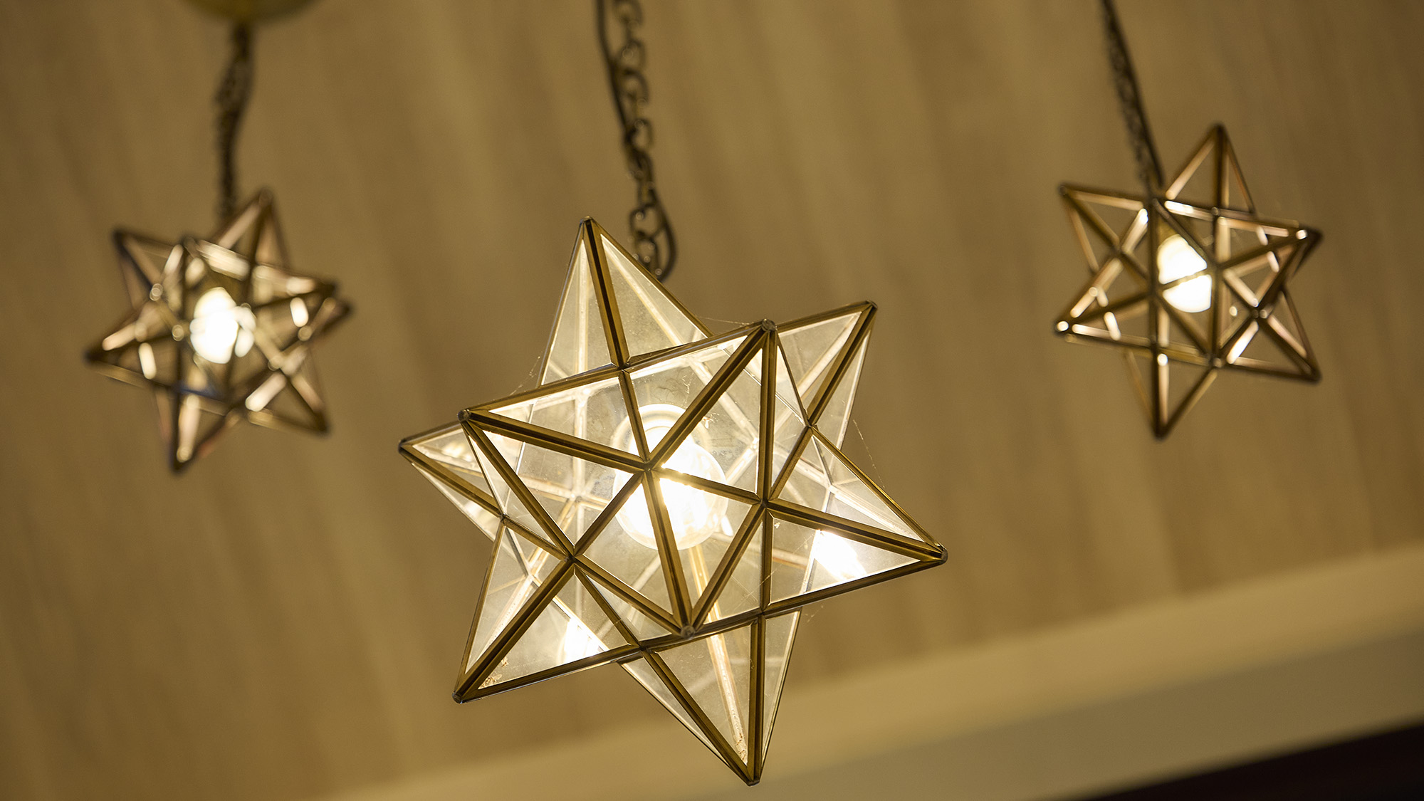 ・【館内】柔らかい光を灯すキュートな形のライトは、当宿の持つ温かい雰囲気を漂わせています