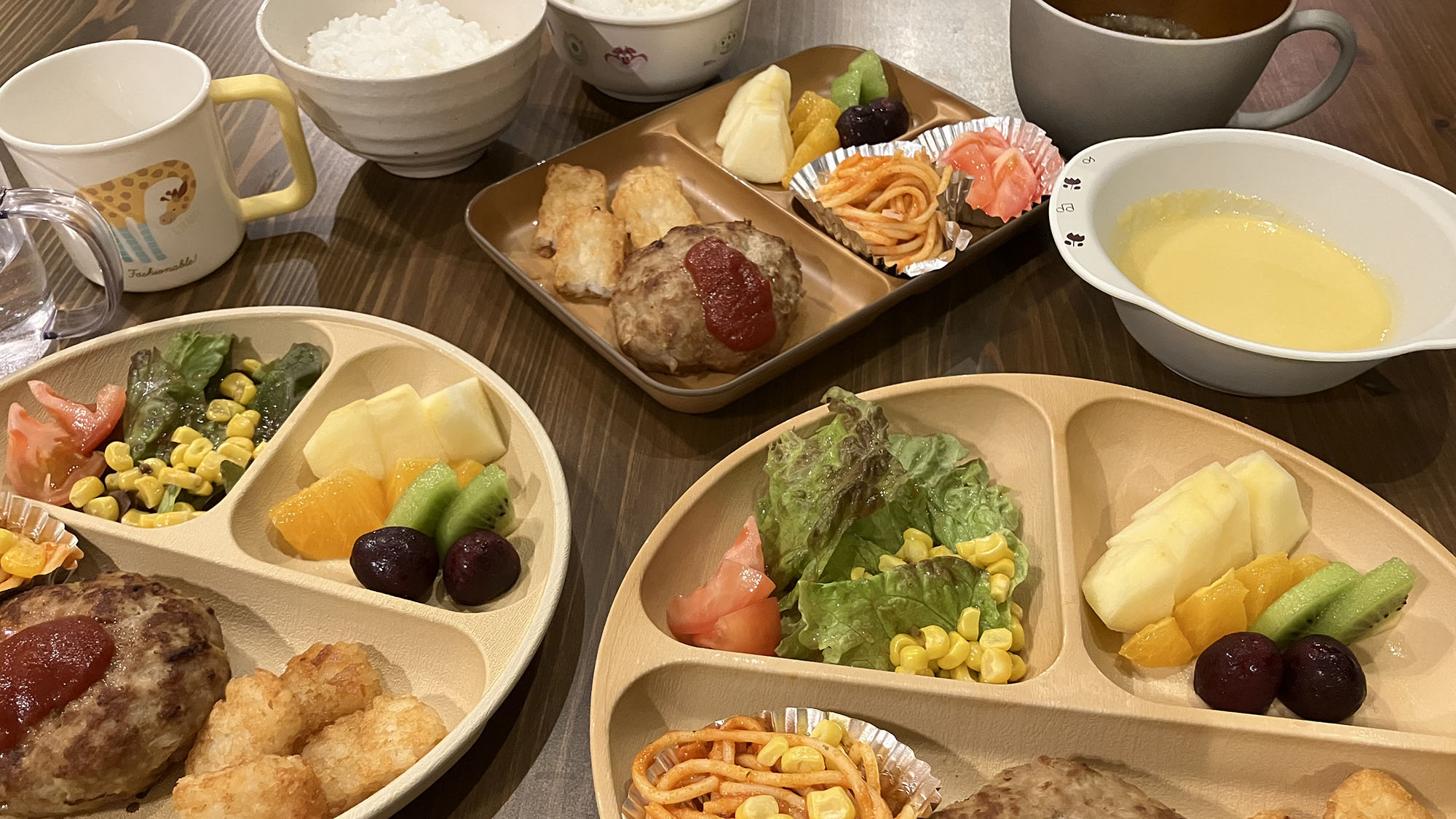 ・【夕食一例】お子様用プレート料理。人気のおかずを取り揃えております