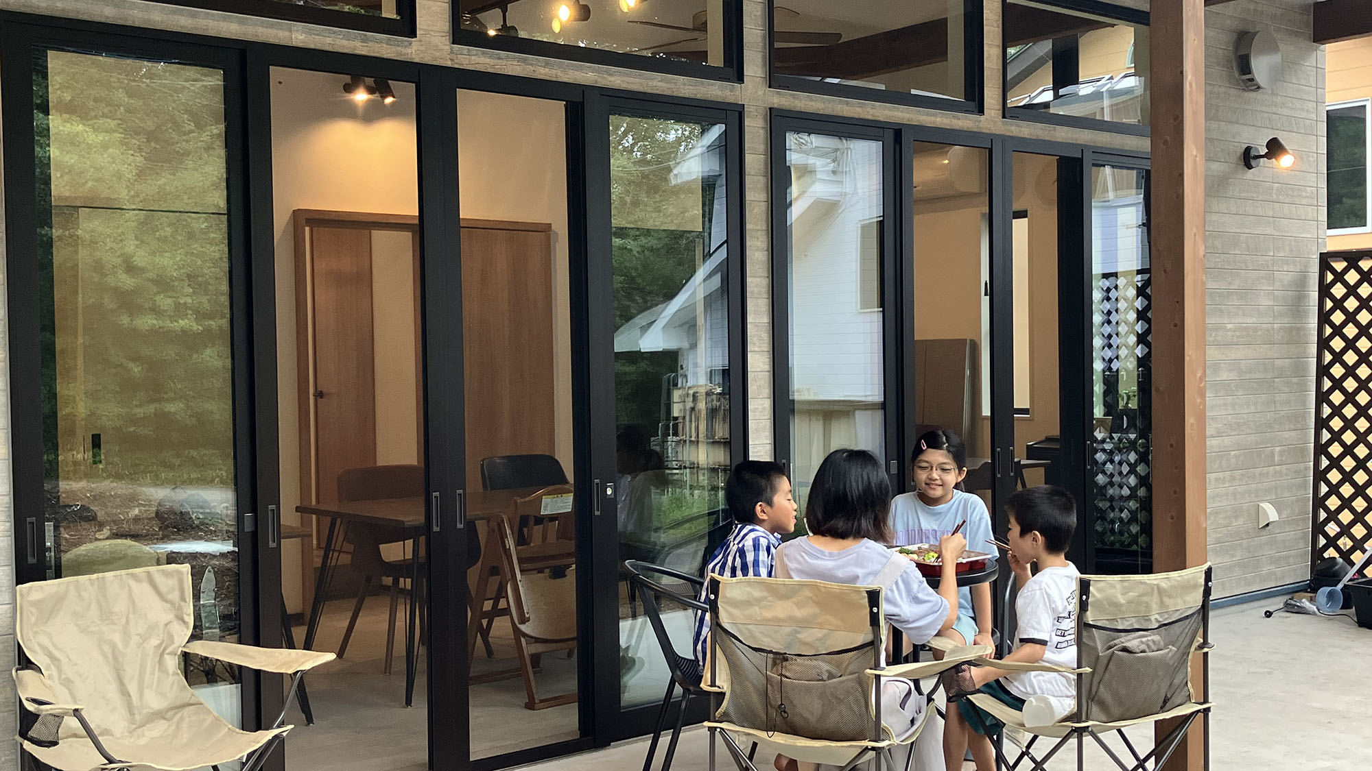 ・【テラス】屋根付きのテラスがございます。雨の日でも安心して大自然を感じながらお過ごしいただけます