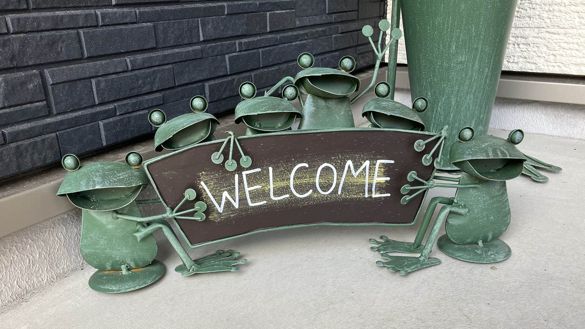 ・【ウェルカムボード】愛らしいカエルのボードがお客様をお出迎え。アクティブな休日をお過ごしください