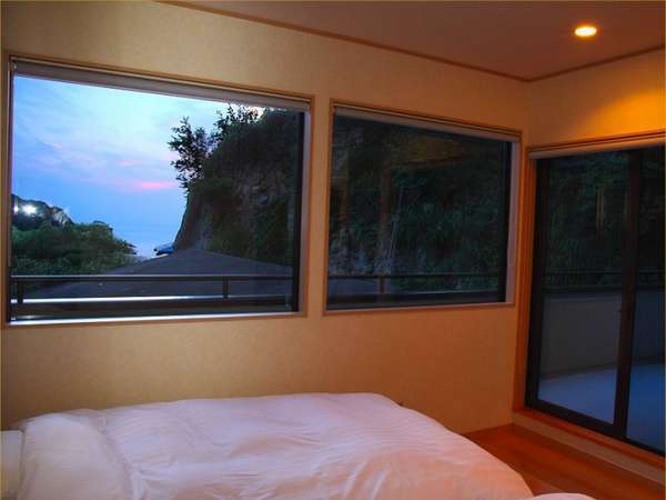 露天風呂付特別室【吉の間】　2階の寝室とバルコニー