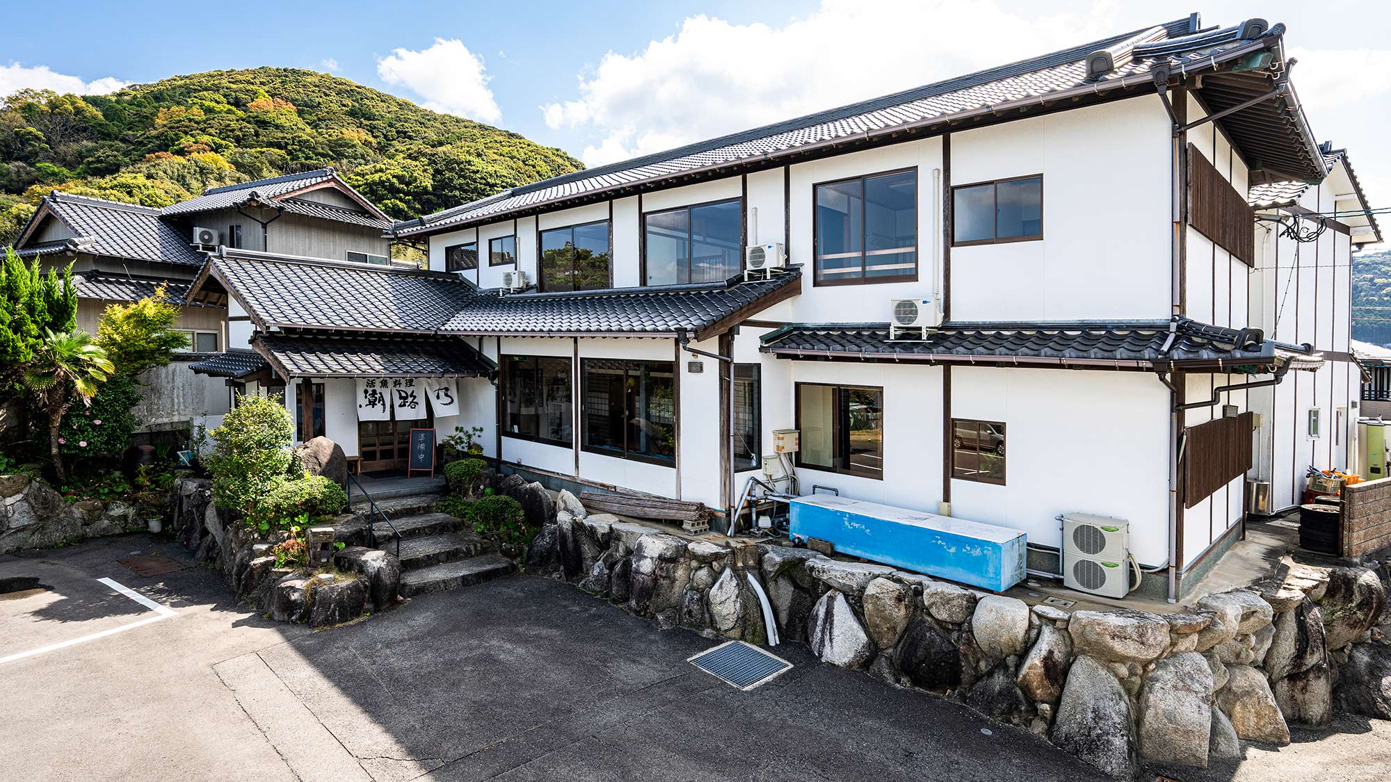 ・【お食事処】ご宿泊のお部屋からほど近くのところに、唐津イカ料理「潮路乃」がございます