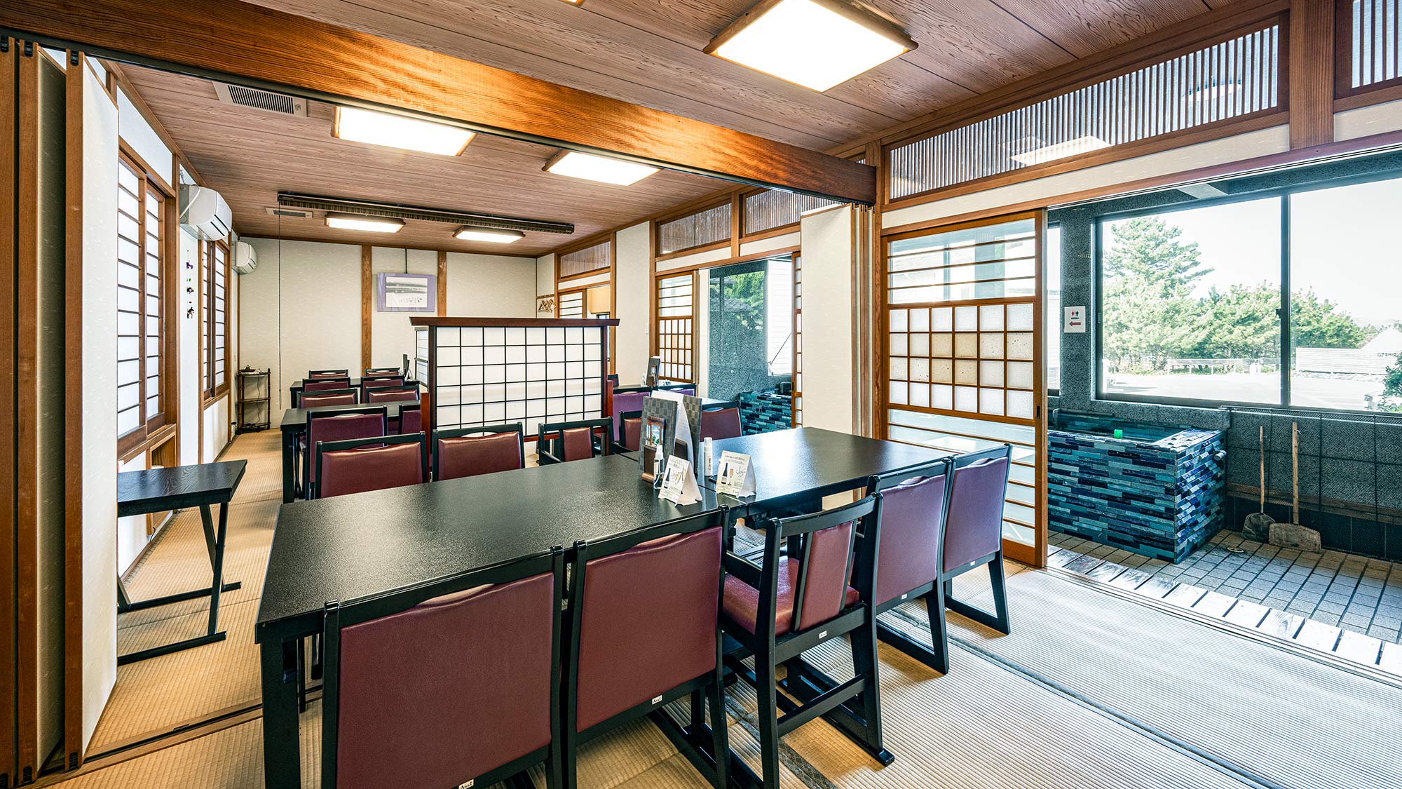 ・【お食事処】夕朝食ともに、お食事は「潮路乃」でお召し上がりいただけます