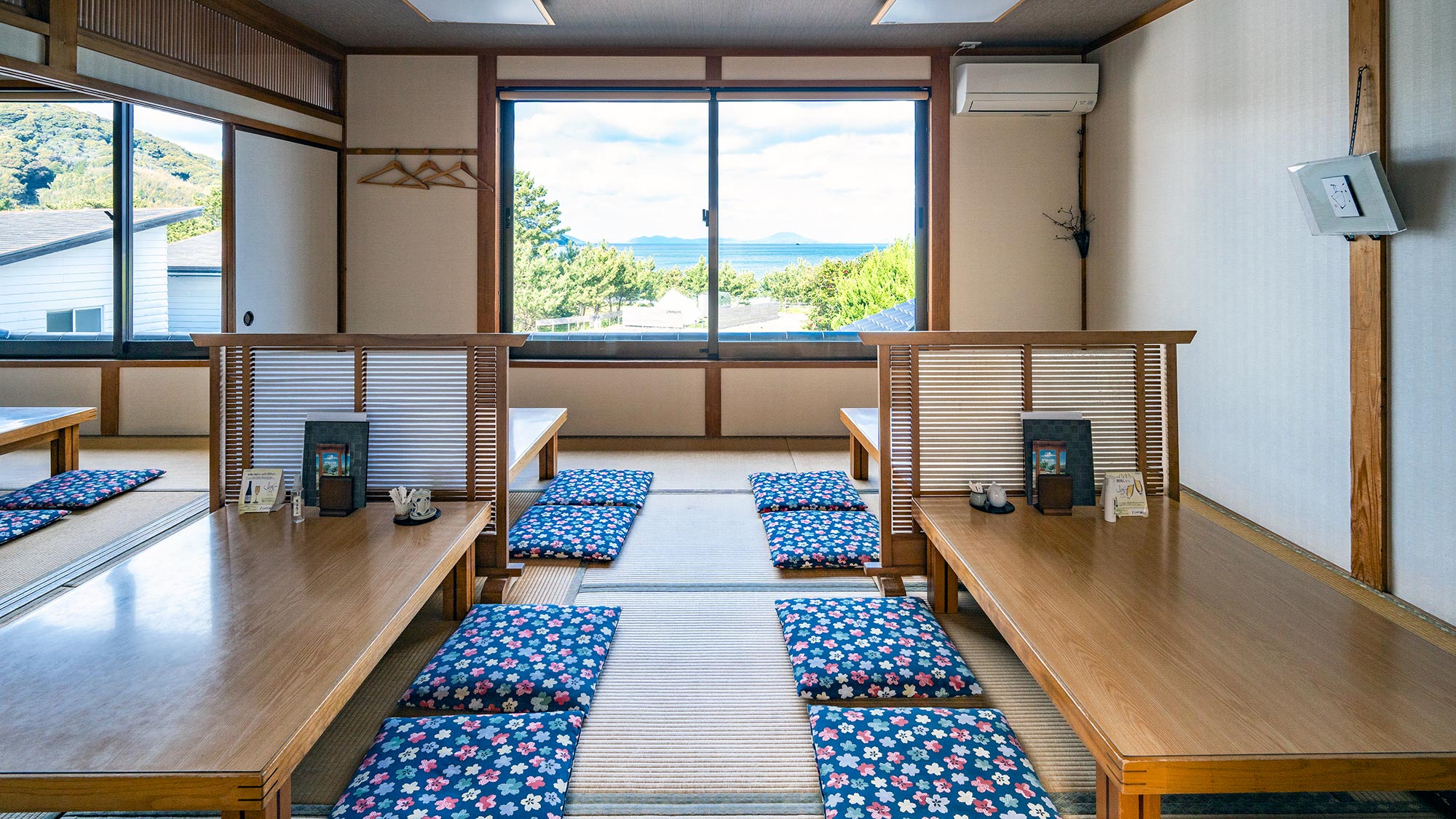 ・【お食事処】お座敷の上でリラックスしながら、お食事時間をお楽しみいただけます