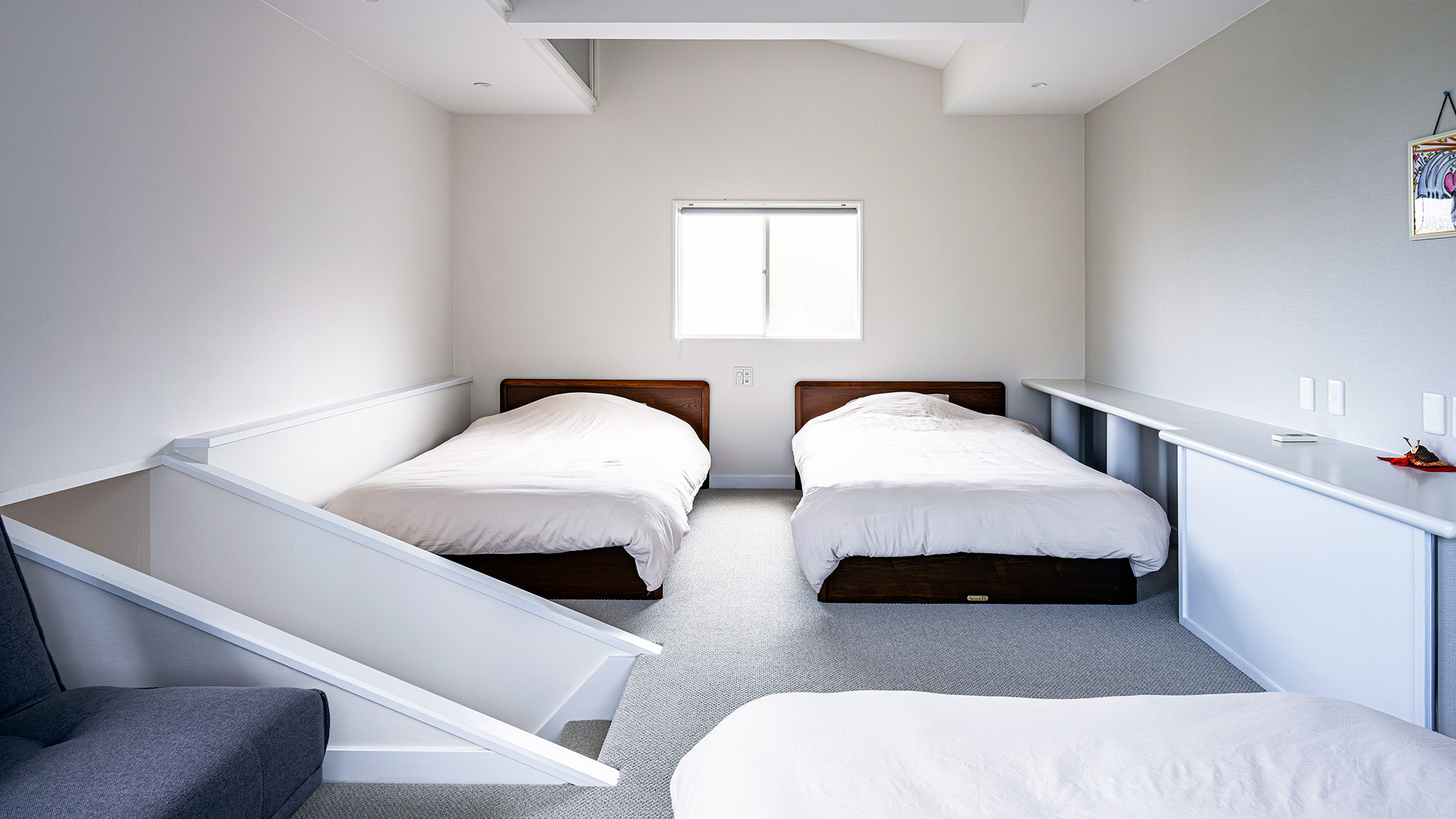 ・【寝室】建物の2階が寝室スペースになっています