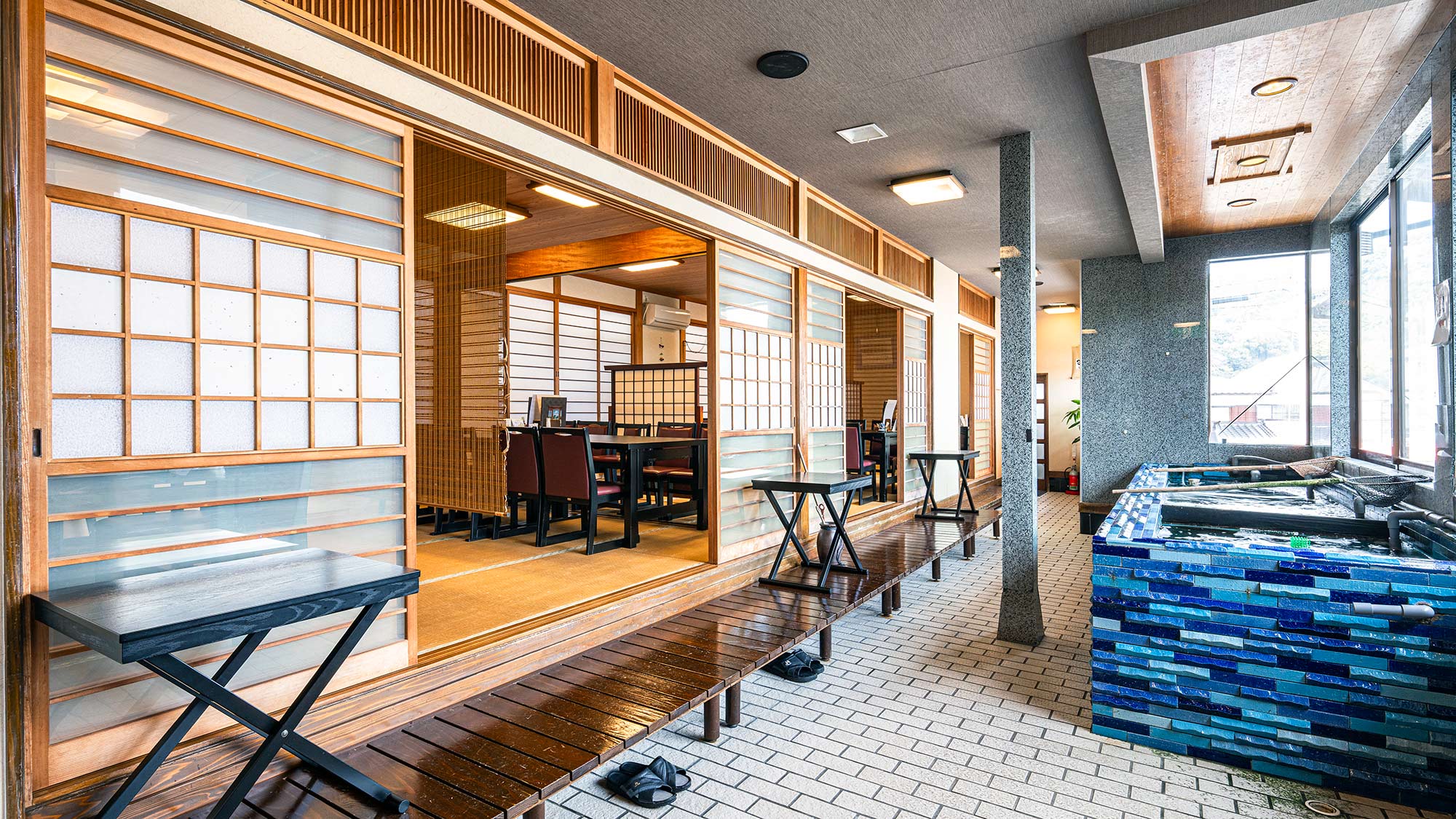 ・【お食事処】天然の生け簀で養殖しているイカ。品質・鮮度抜群のお料理をお召し上がりください