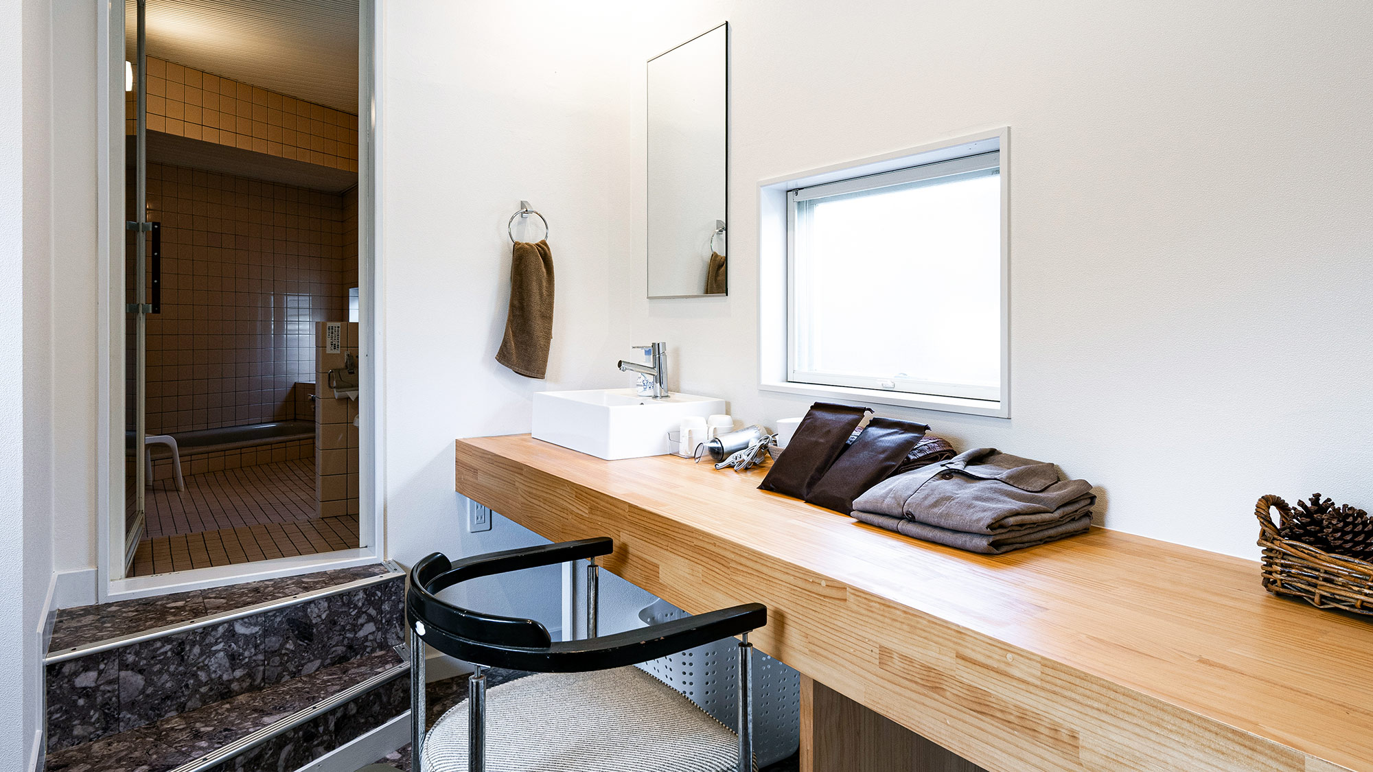 ・【洗面台】ルームウェアのご用意もございますので、お荷物を減らせます