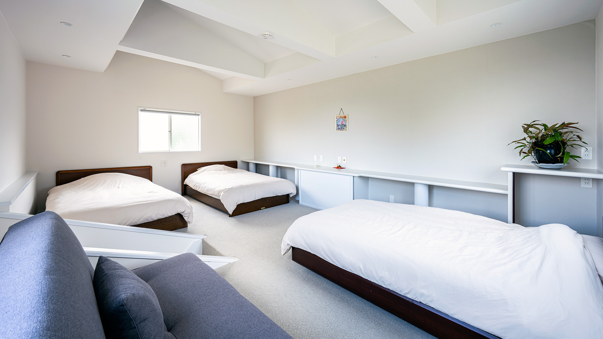 ・【寝室】セミダブルベッドを3台設置。4名様以降はソファベッドでお休みください