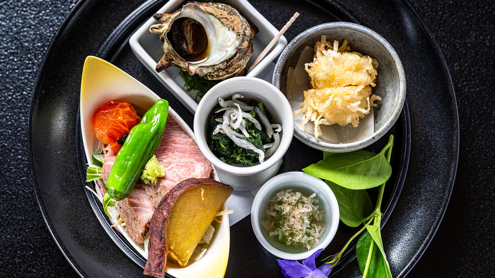 ・【コース一例】～前菜の盛り合わせ（さざえのつぼ焼き、手作りローストビーフ、揚げいかしゅうまい等）～