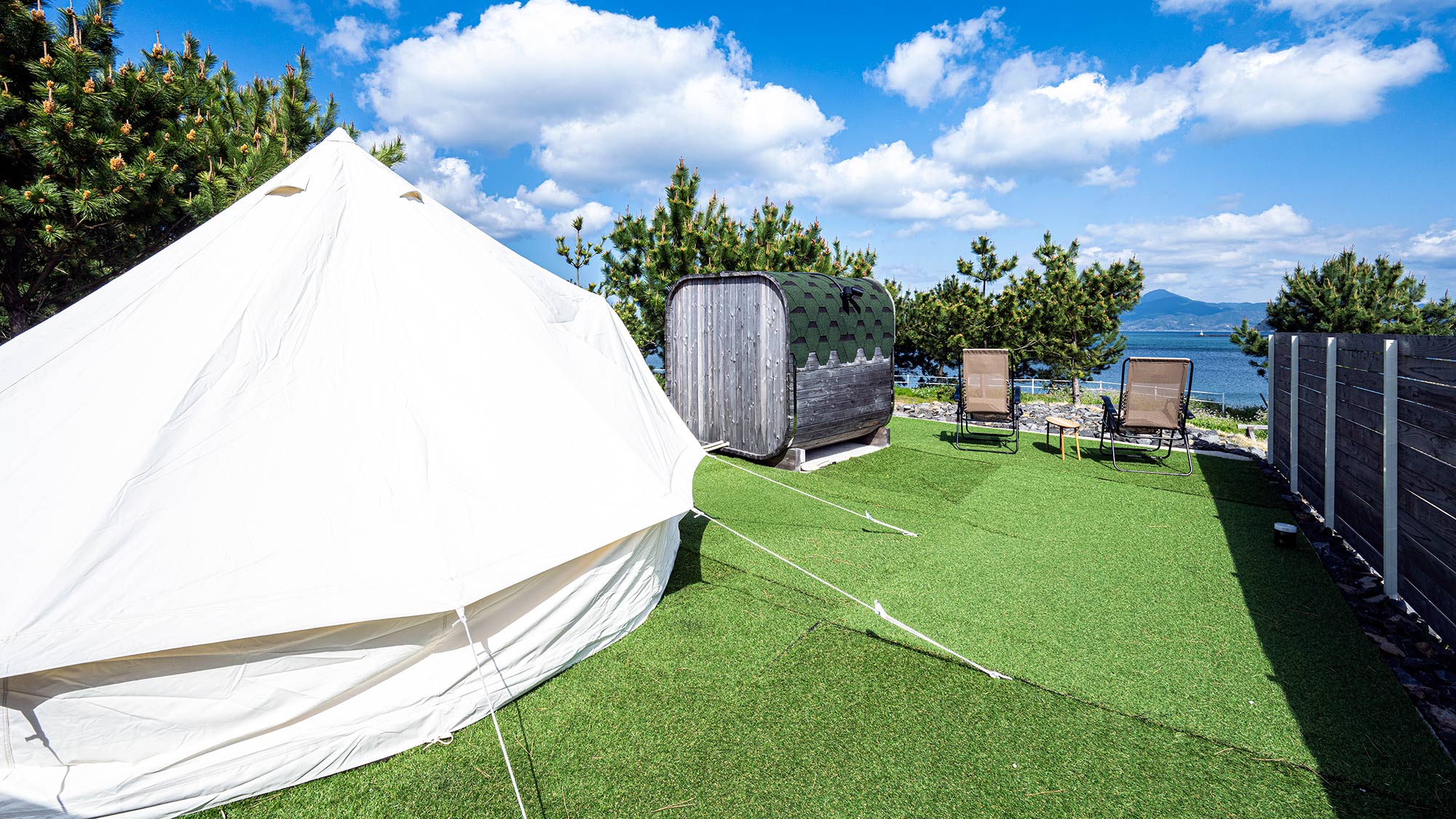 ・【サウナ】サウナと水風呂、外気浴チェアが一度に楽しめるサウナスペース