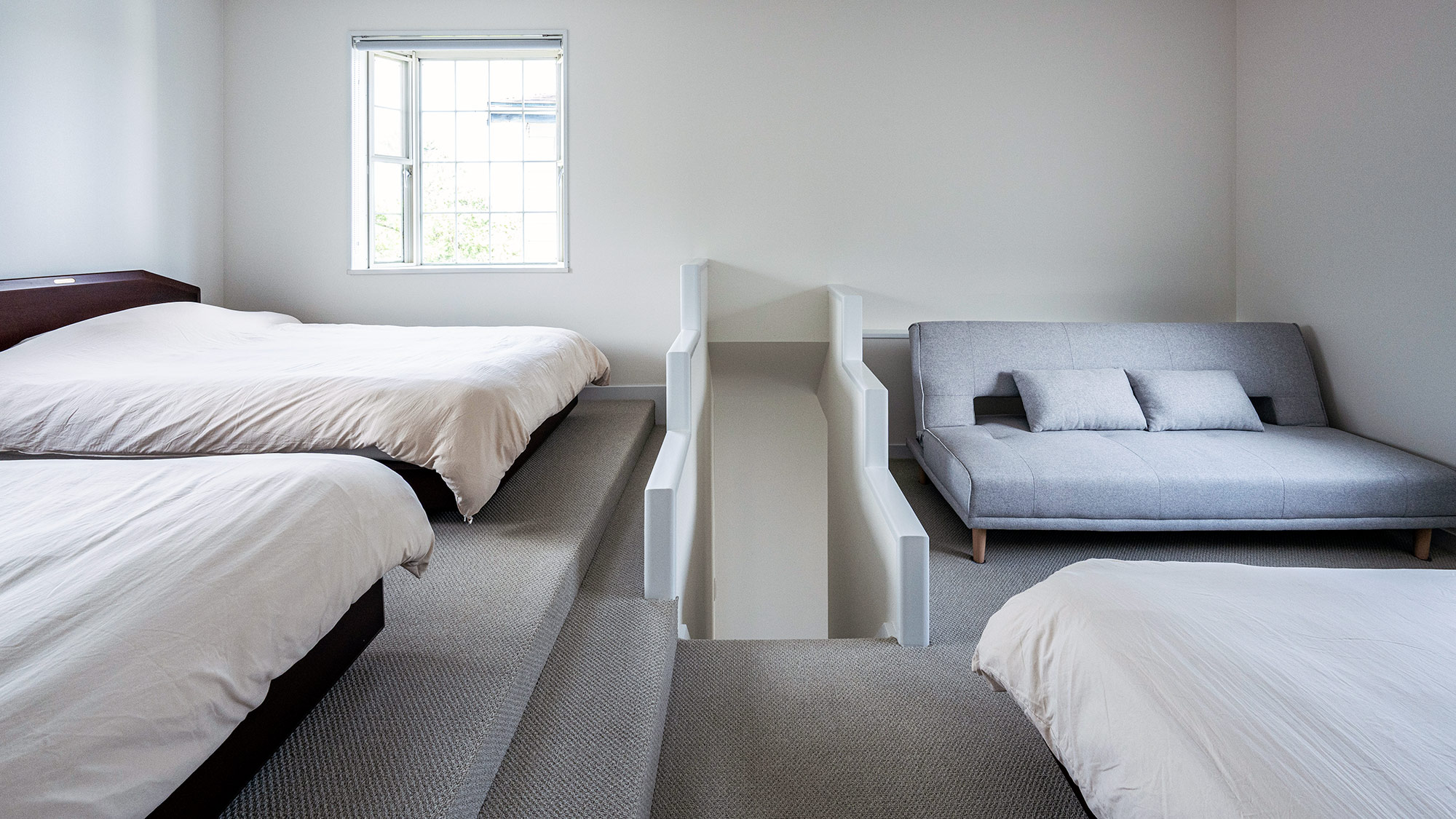 ・【寝室】窓からは緑が見え、爽やかな朝を迎えられます