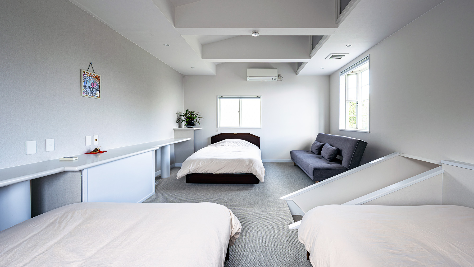 ・【寝室】白を基調とした空間でシンプルなベッドルームです