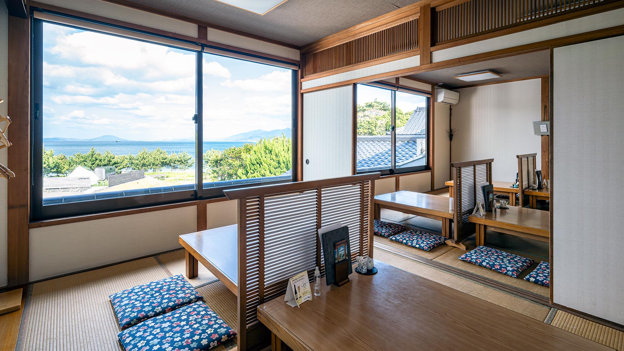 ・【お食事処】大きな窓から唐津湾を眺めながらお食事ができます